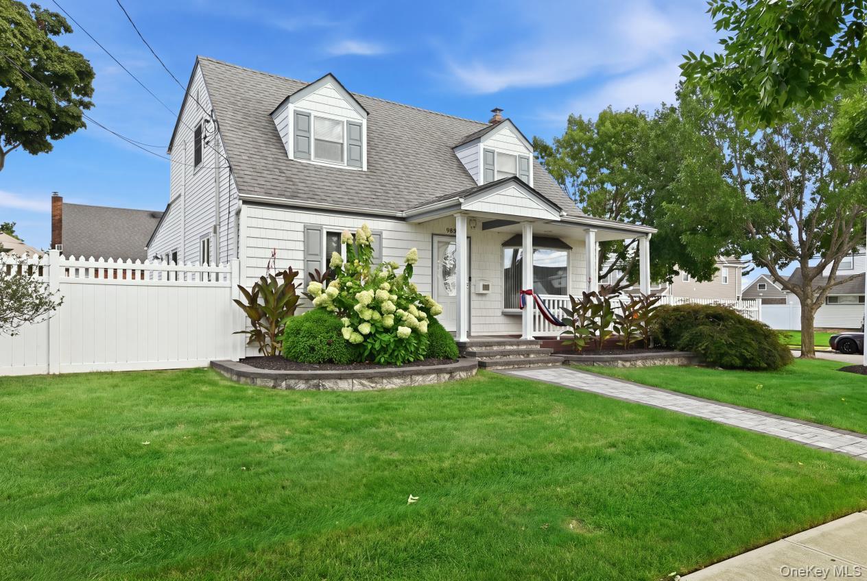 Washington Ave, Westbury, NY 11590
