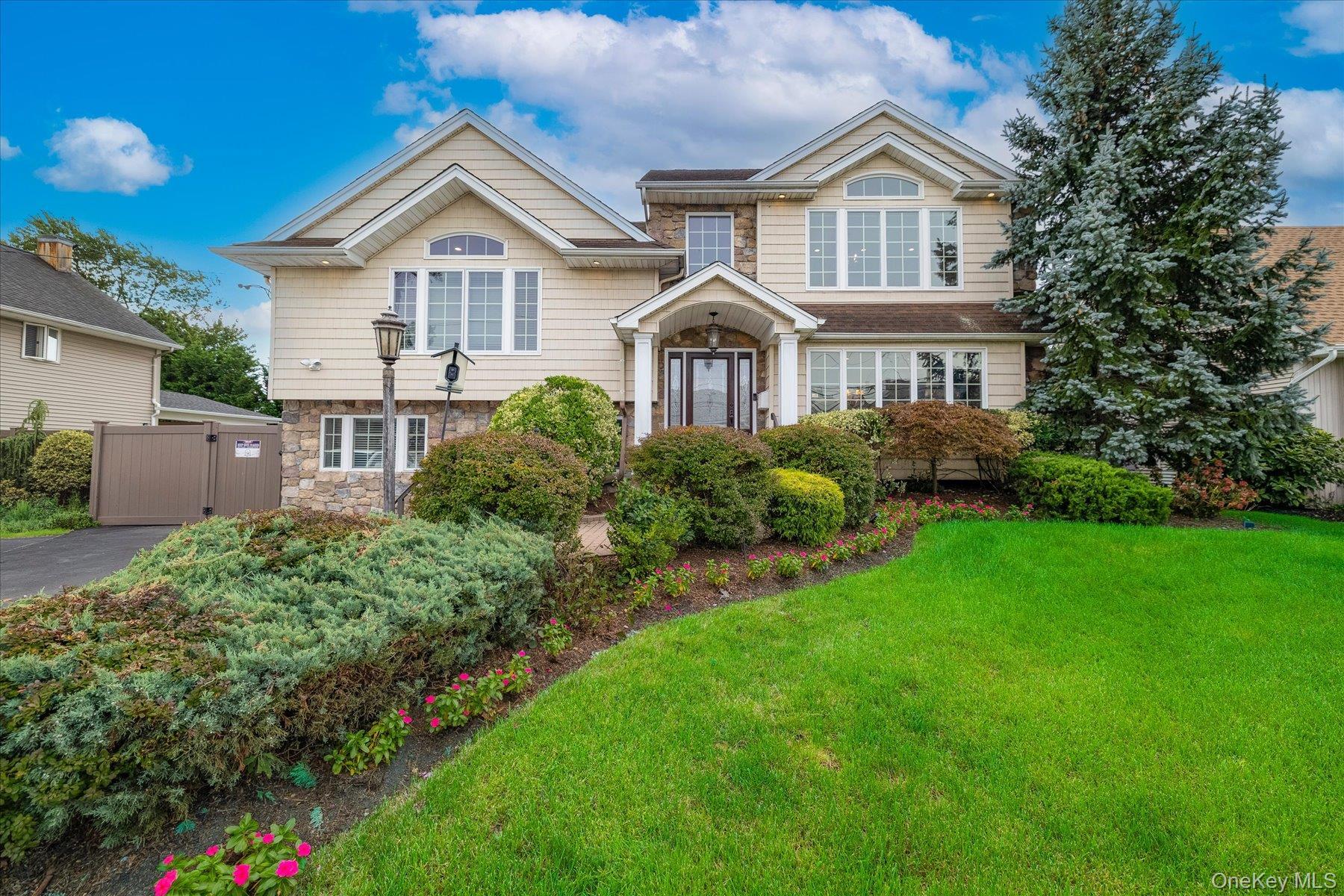 Murray Dr, Oceanside, NY 11572