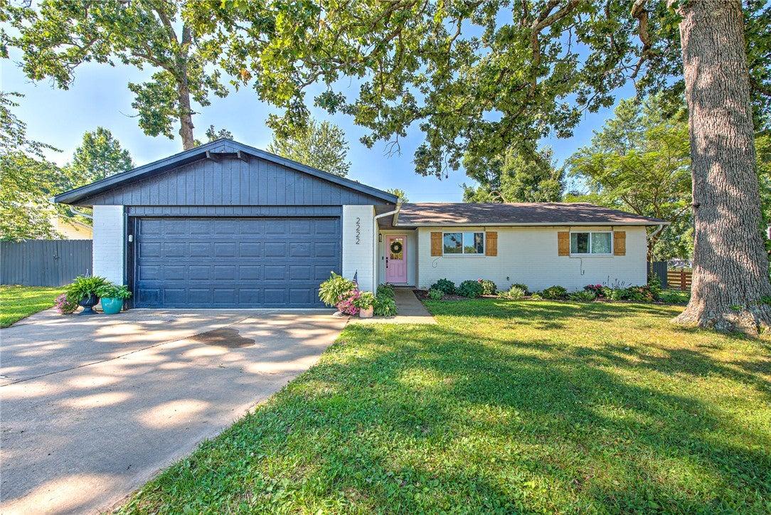 W Perry Rd, Rogers, AR 72758