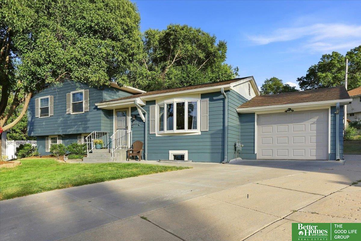 Oak Cir, Omaha, NE 68144