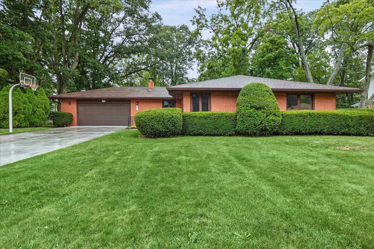 Clover Ln, Valparaiso, IN 46385