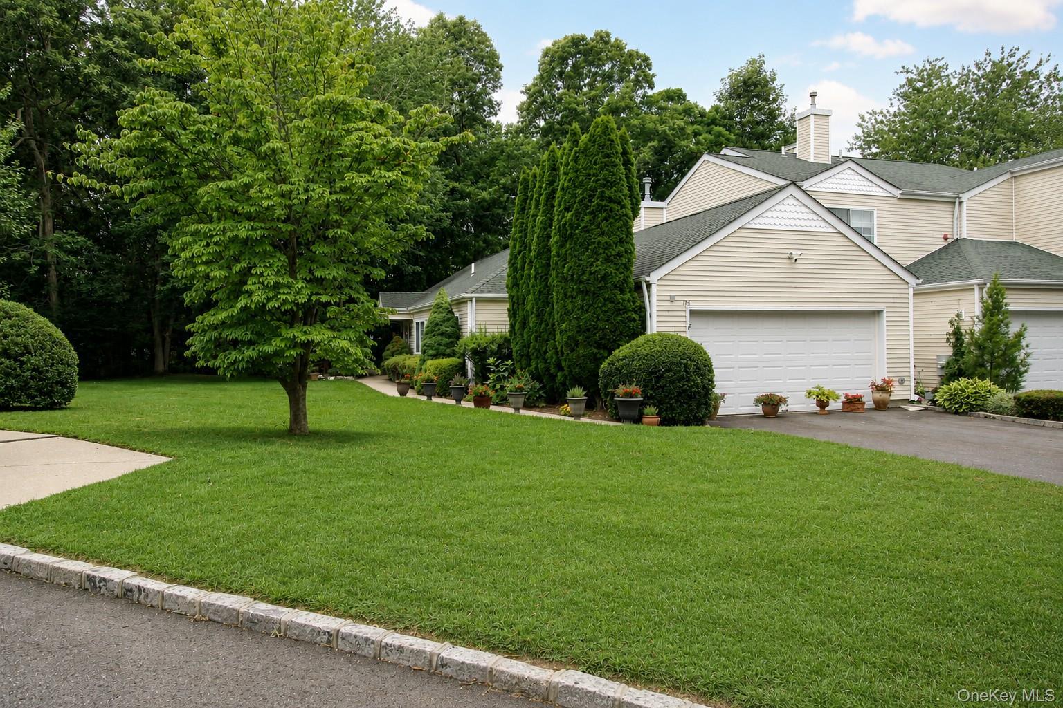 Farm House Ct, Manorville, NY 11949