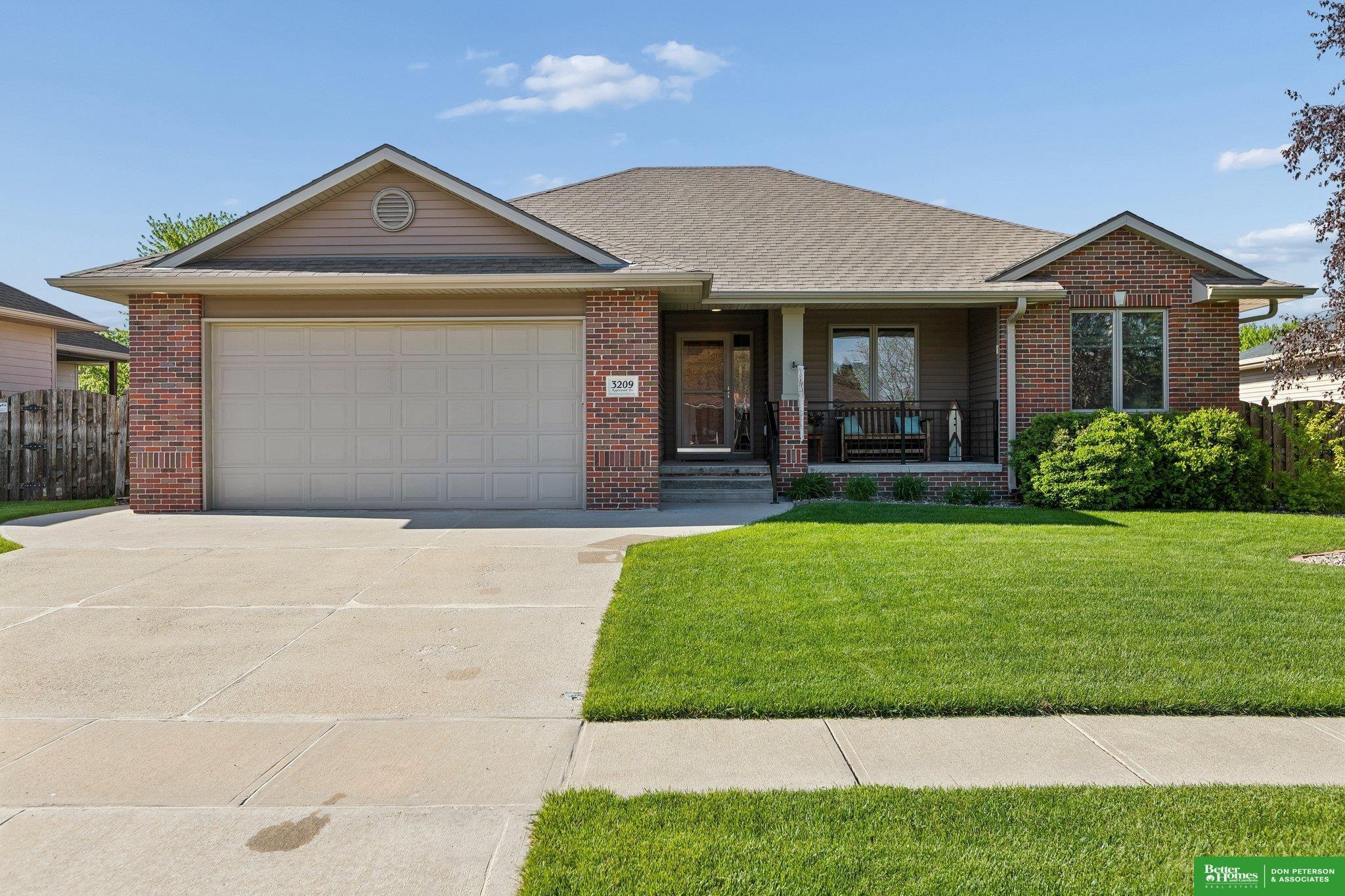 Applewood Dr, Fremont, NE 68025