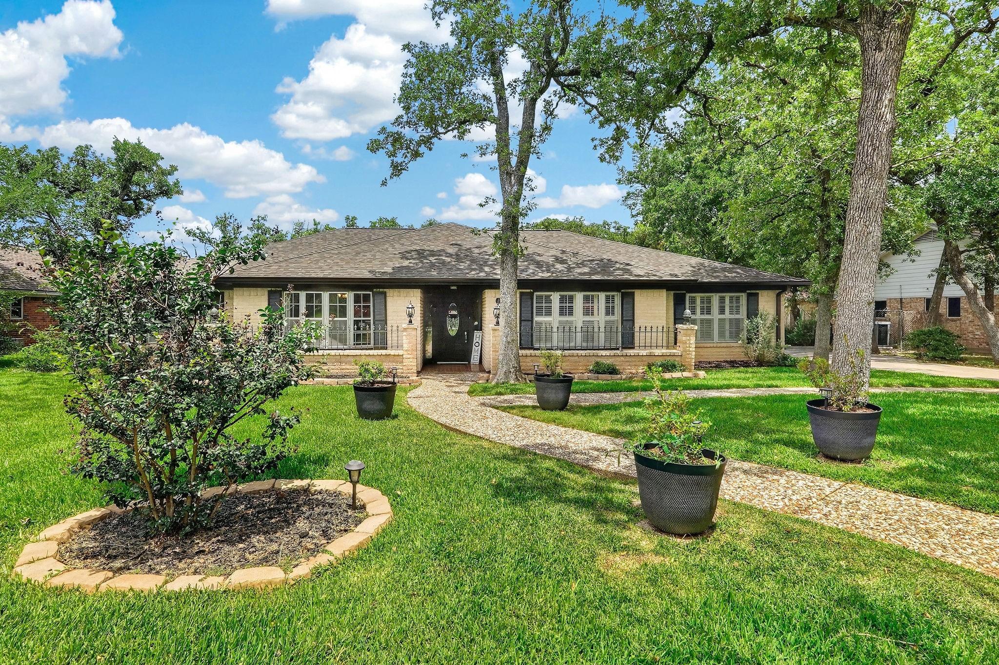 Rose Cir, College Station, TX 77840