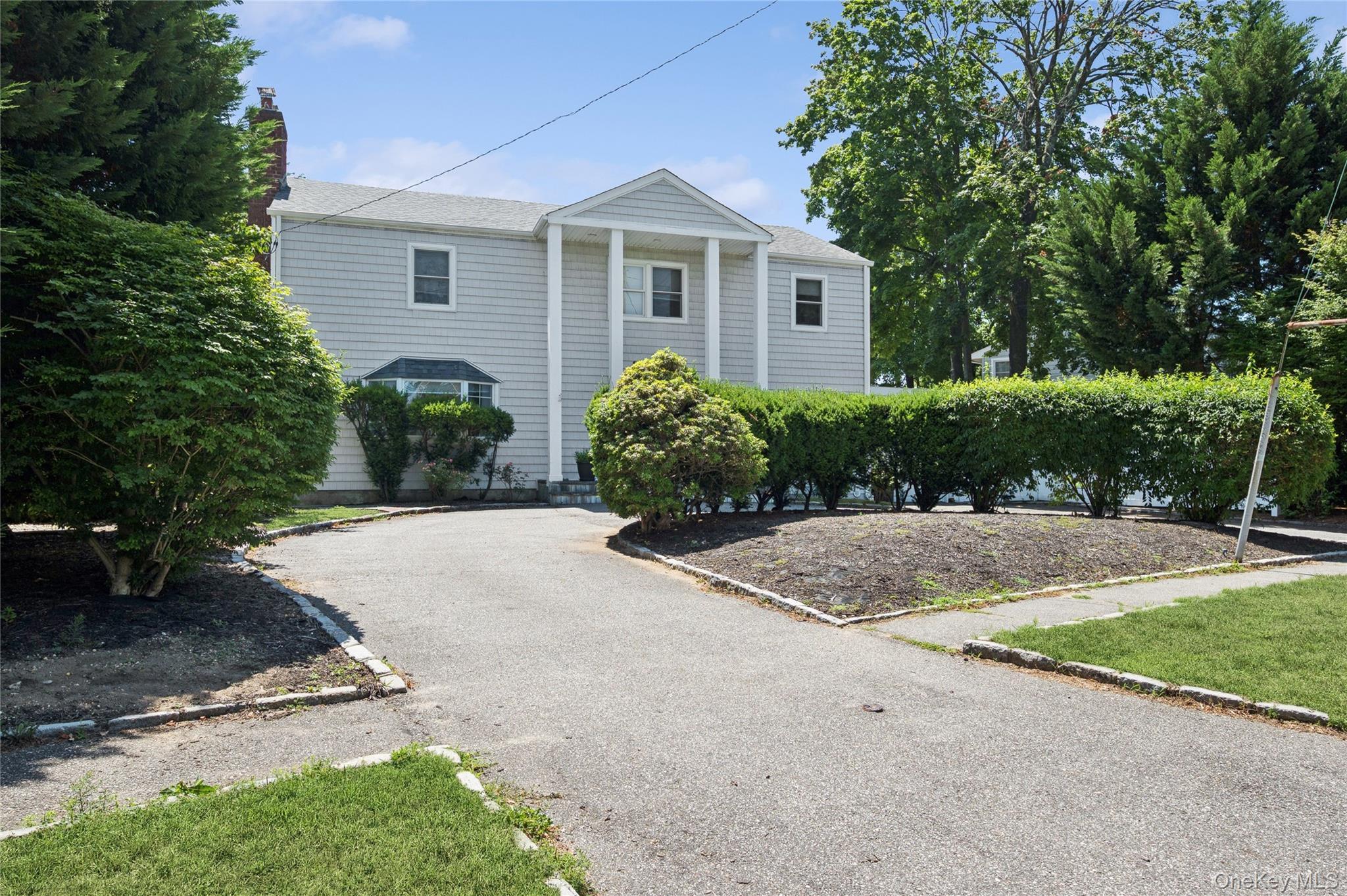 Kirkwood Ave, Merrick, NY 11566