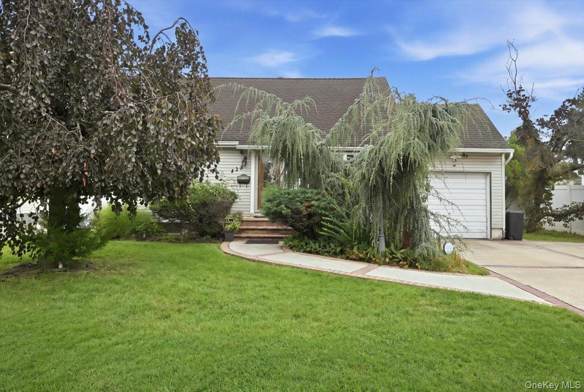 39th St, Lindenhurst, NY 11757