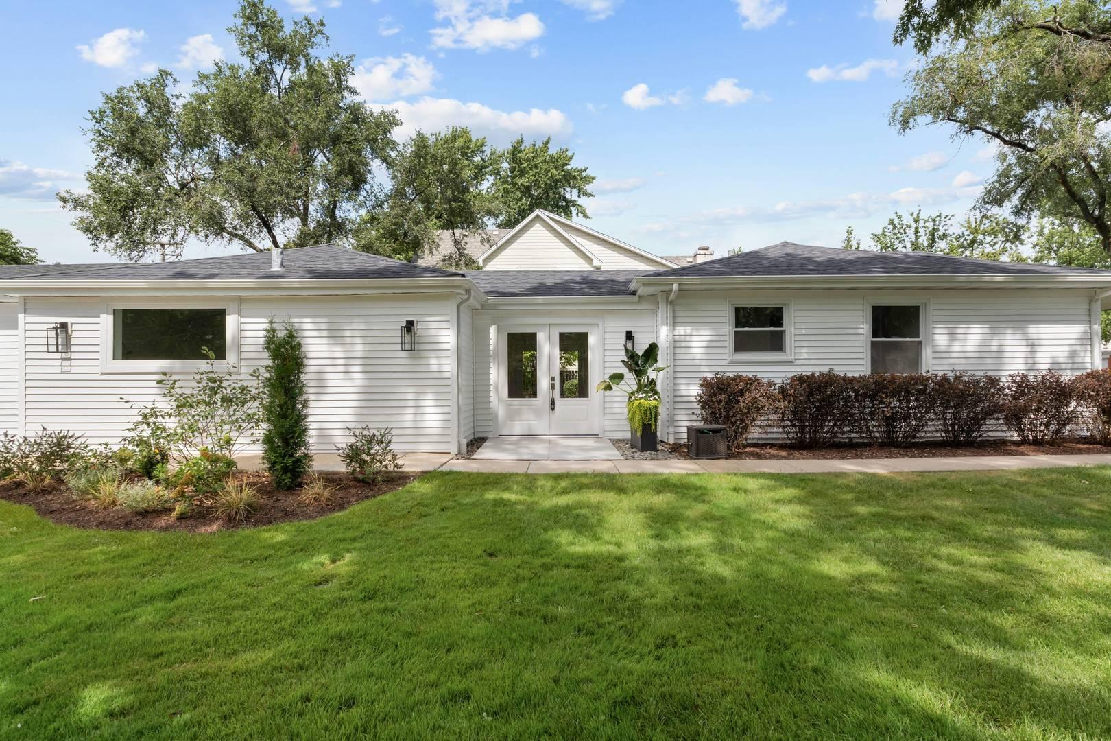 Mohawk Dr, Clarendon Hills, IL 60514