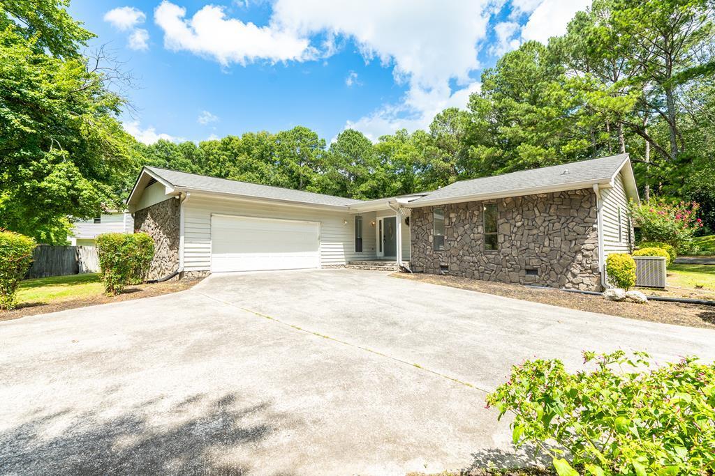 E Brookhaven Cir, Dalton, GA 30720