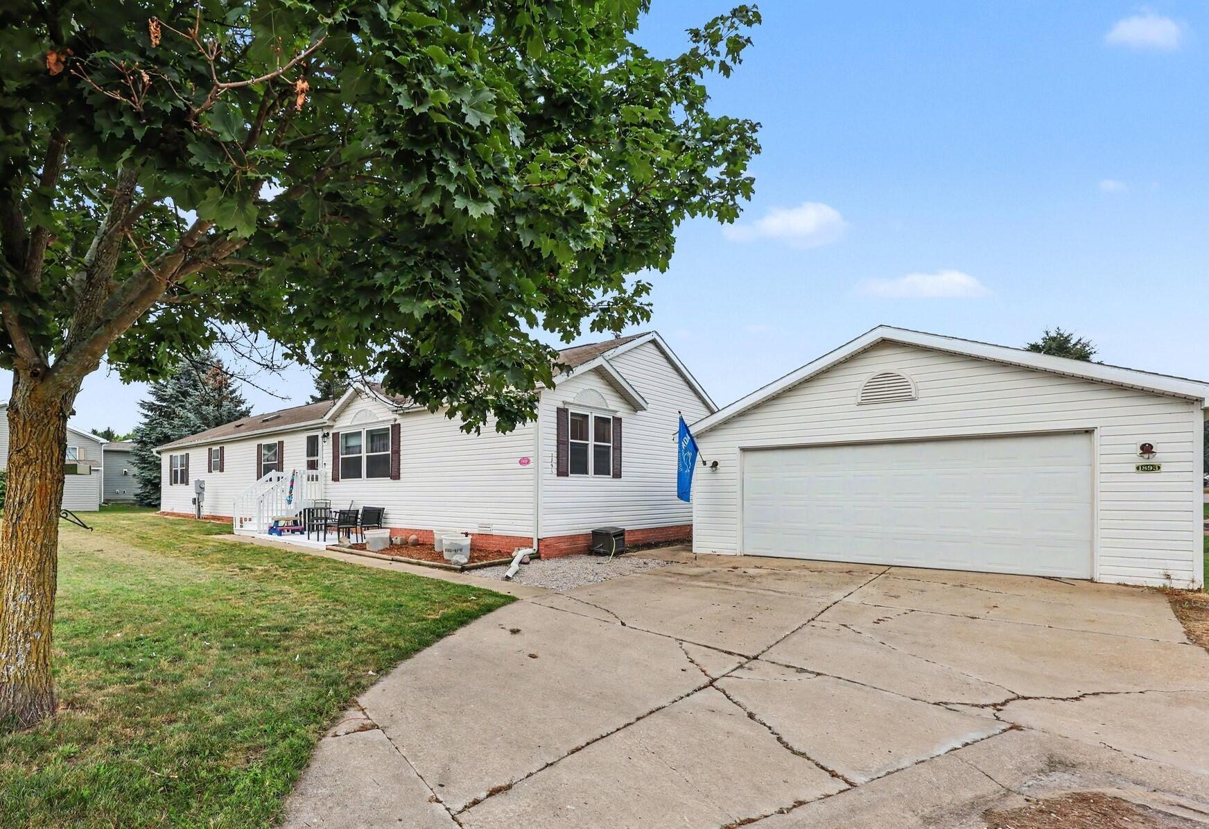 Lanark Ct, Grass Lake, MI 49240