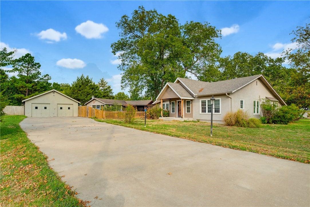 S Dogwood St, Siloam Springs, AR 72761