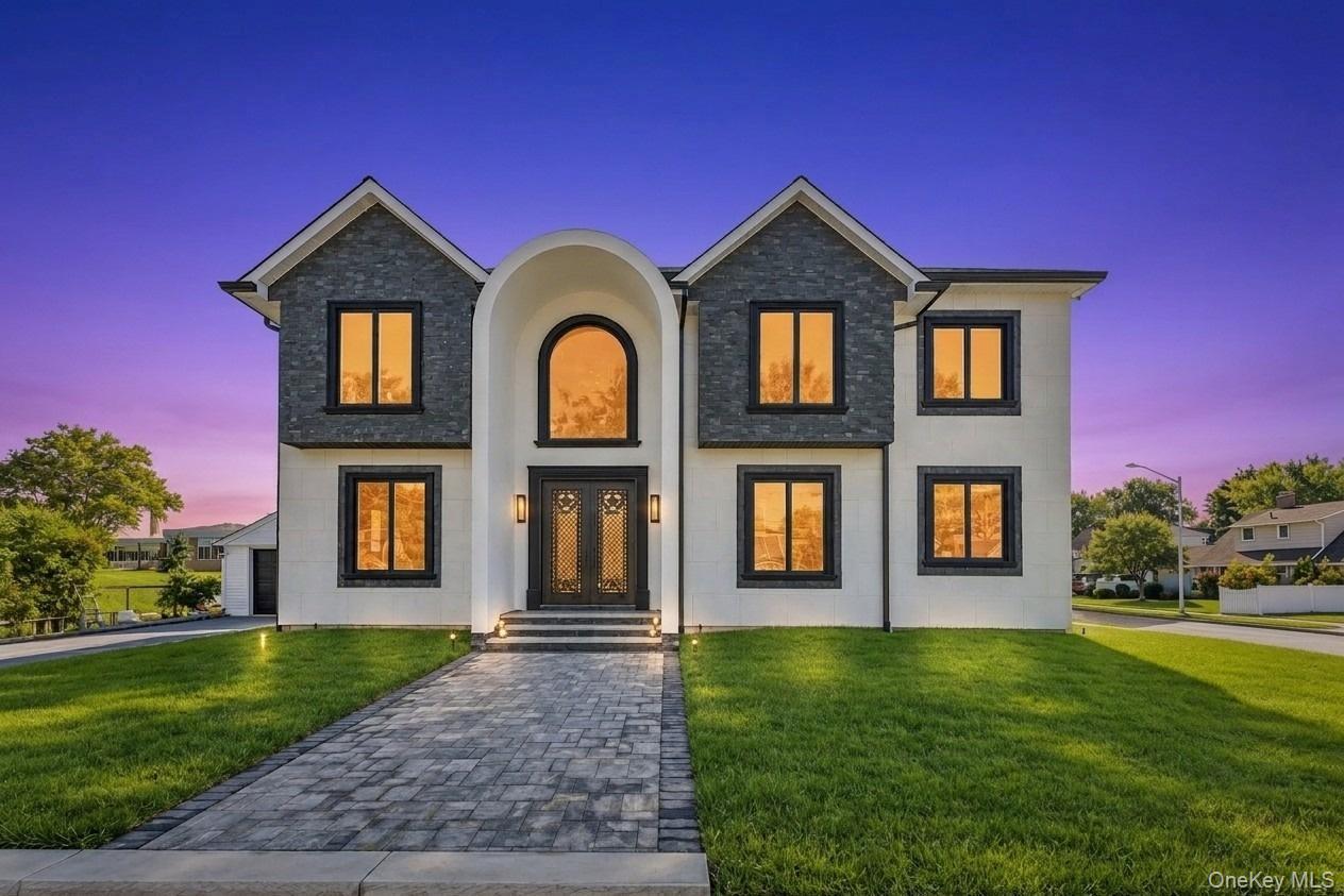 Straight Ln, Levittown, NY 11756