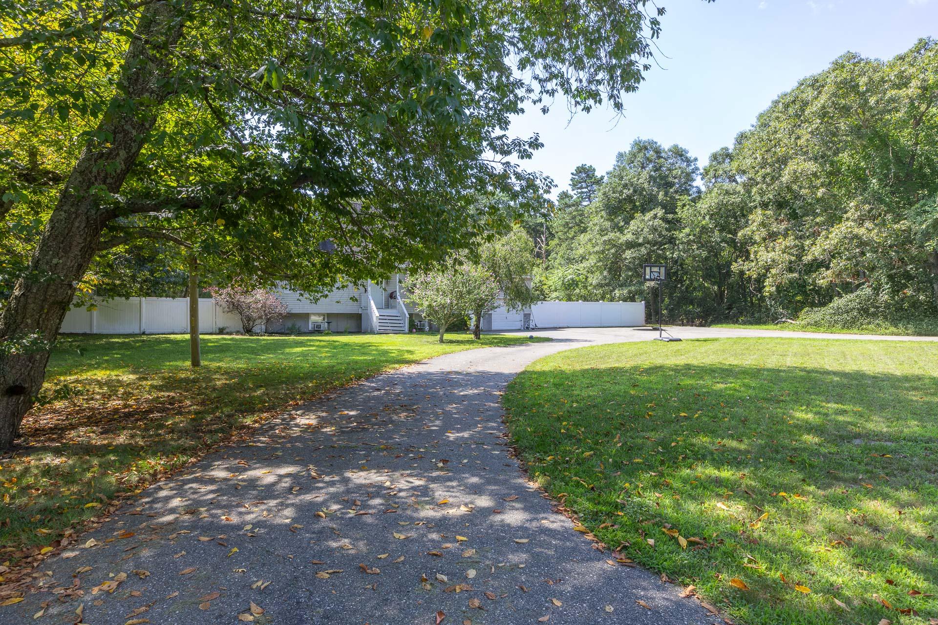 Peconic Ave, Medford, NY 11763