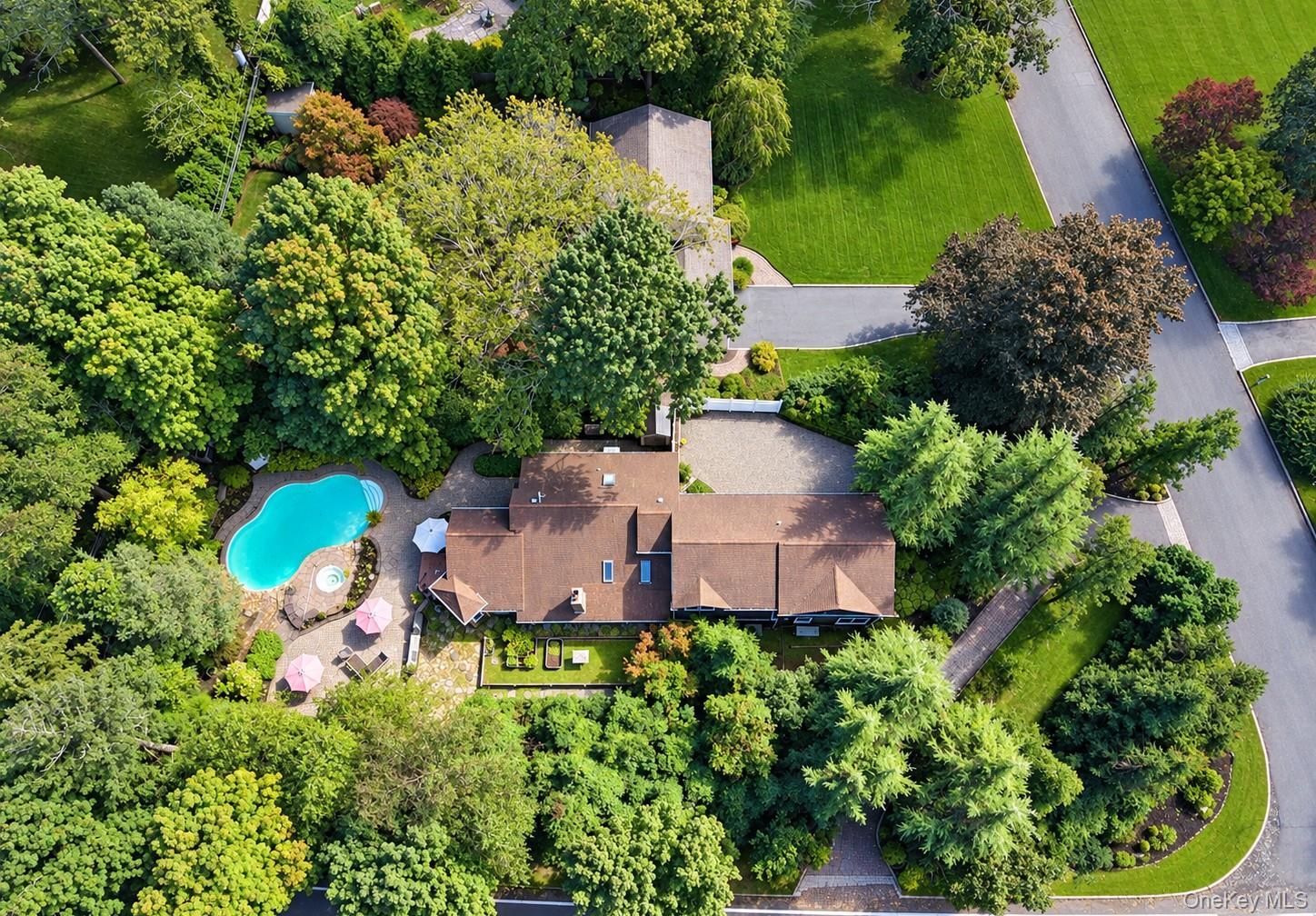 Edgewood Ave, Smithtown, NY 11787