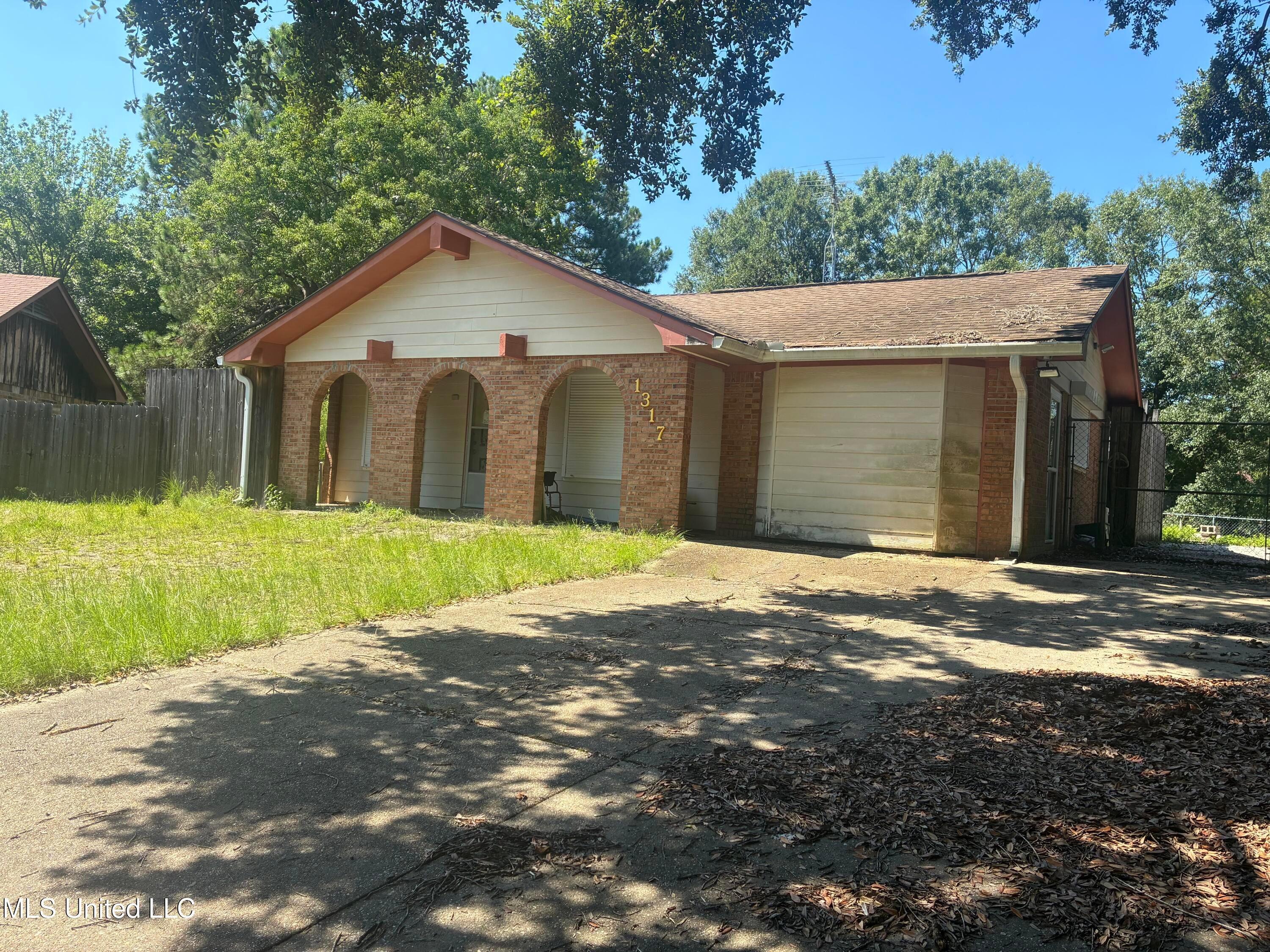 Chalmette Ave, Ocean Springs, MS 39564
