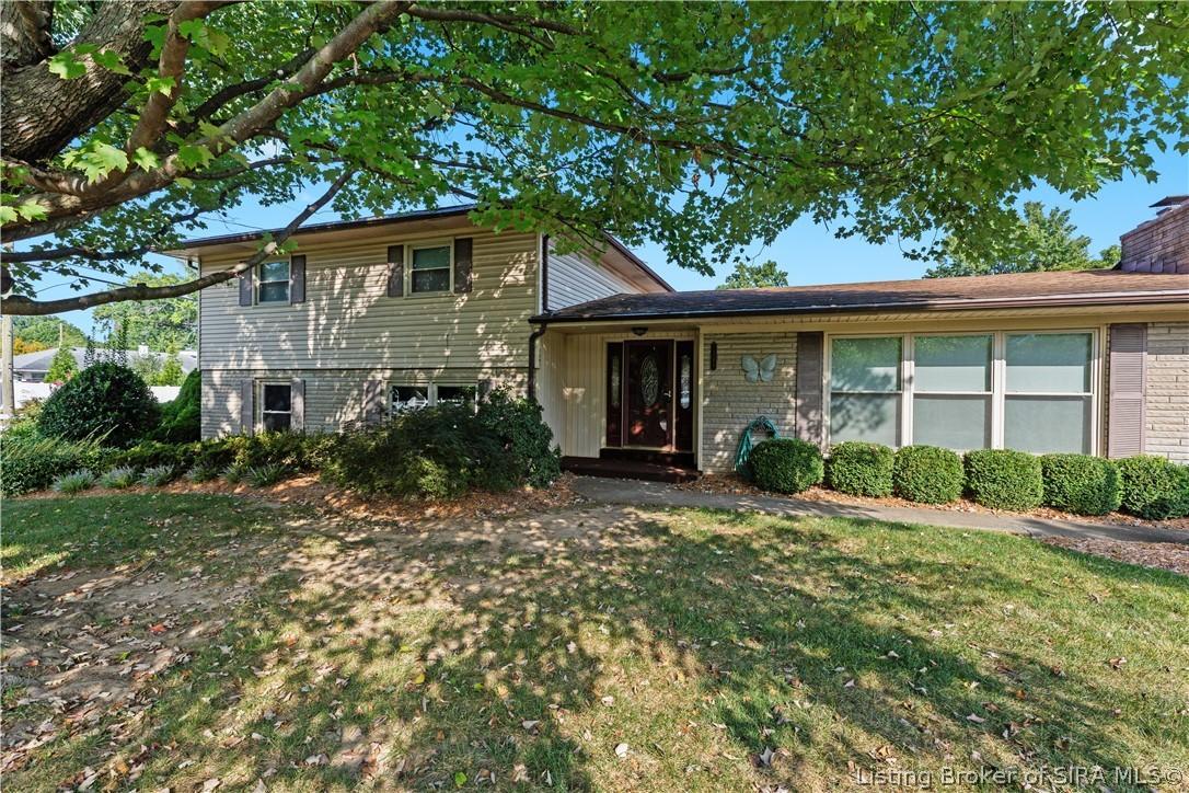 Hibiscus Dr, Clarksville, IN 47129
