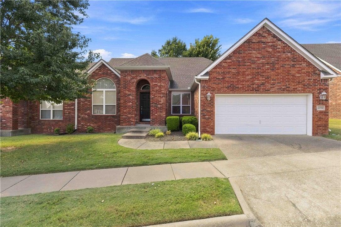 N Meadow View Dr, Fayetteville, AR 72703