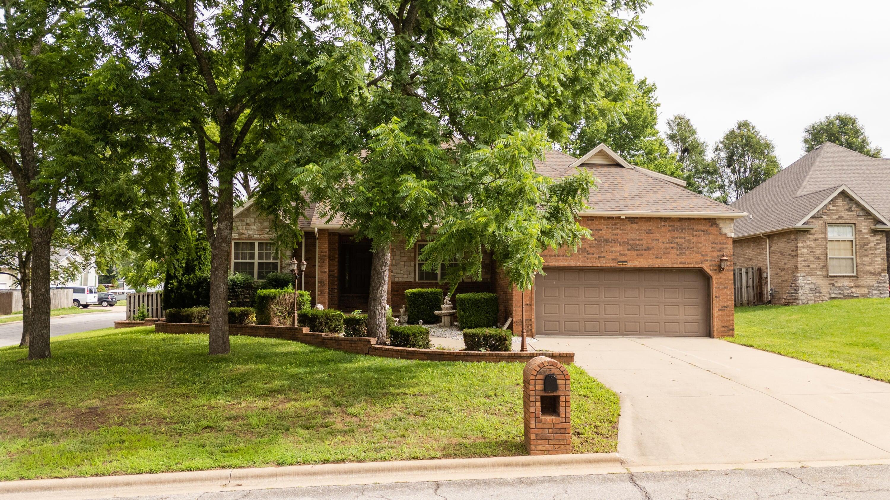 E Kentwood St, Republic, MO 65738