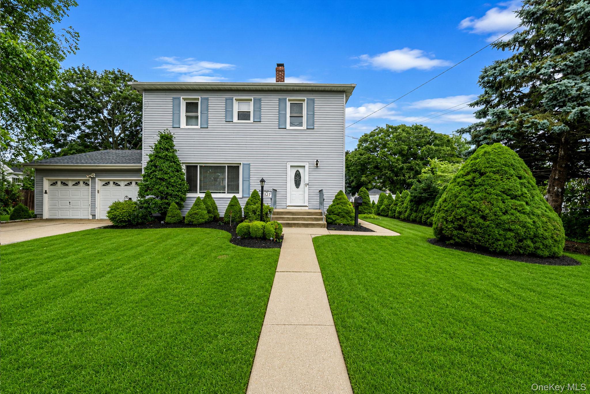 Milligan Ln, West Islip, NY 11795