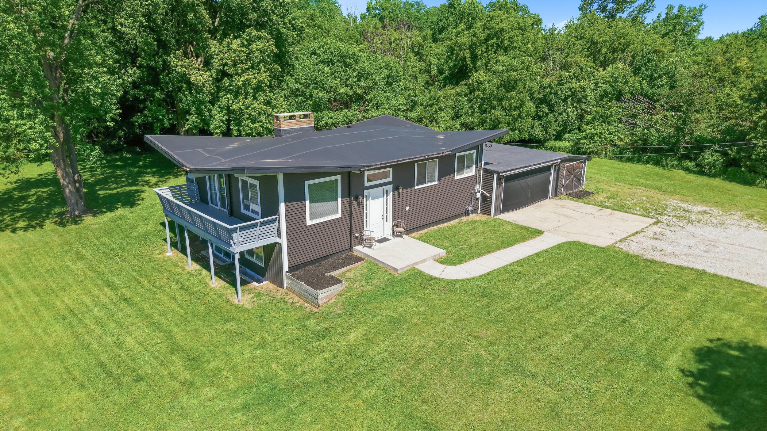 Pine Island Dr Ne, Comstock Park, MI 49321