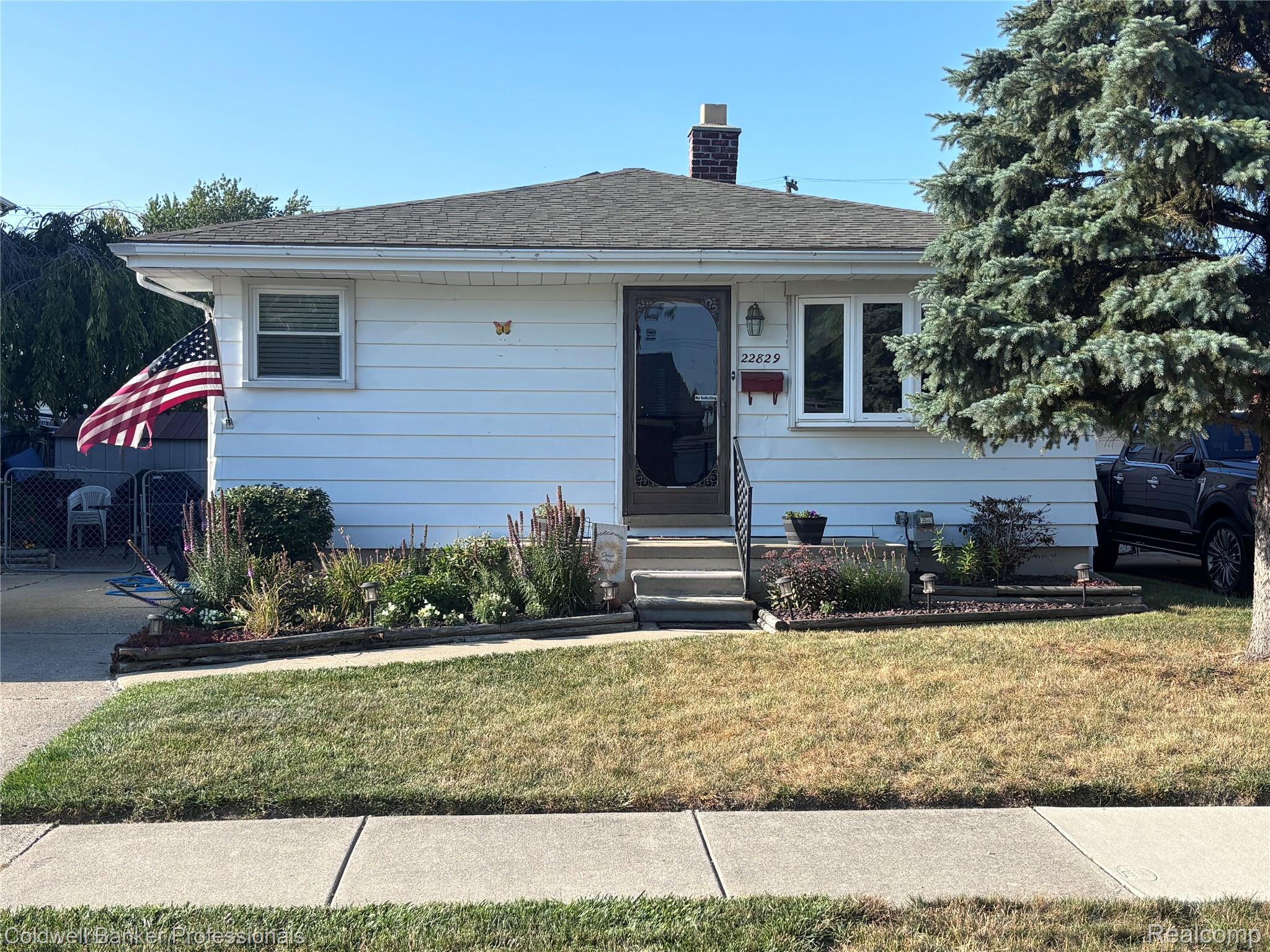 Arcadia St, Saint Clair Shores, MI 48082