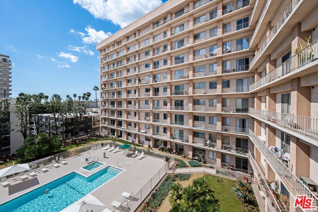S Doheny Dr, Los Angeles, CA 90048