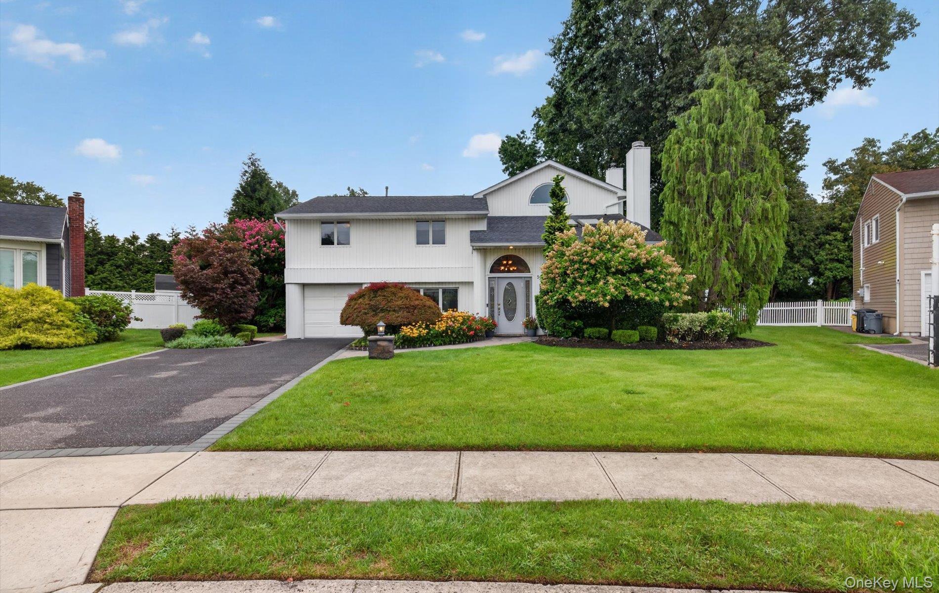 Phipps Ln, Plainview, NY 11803