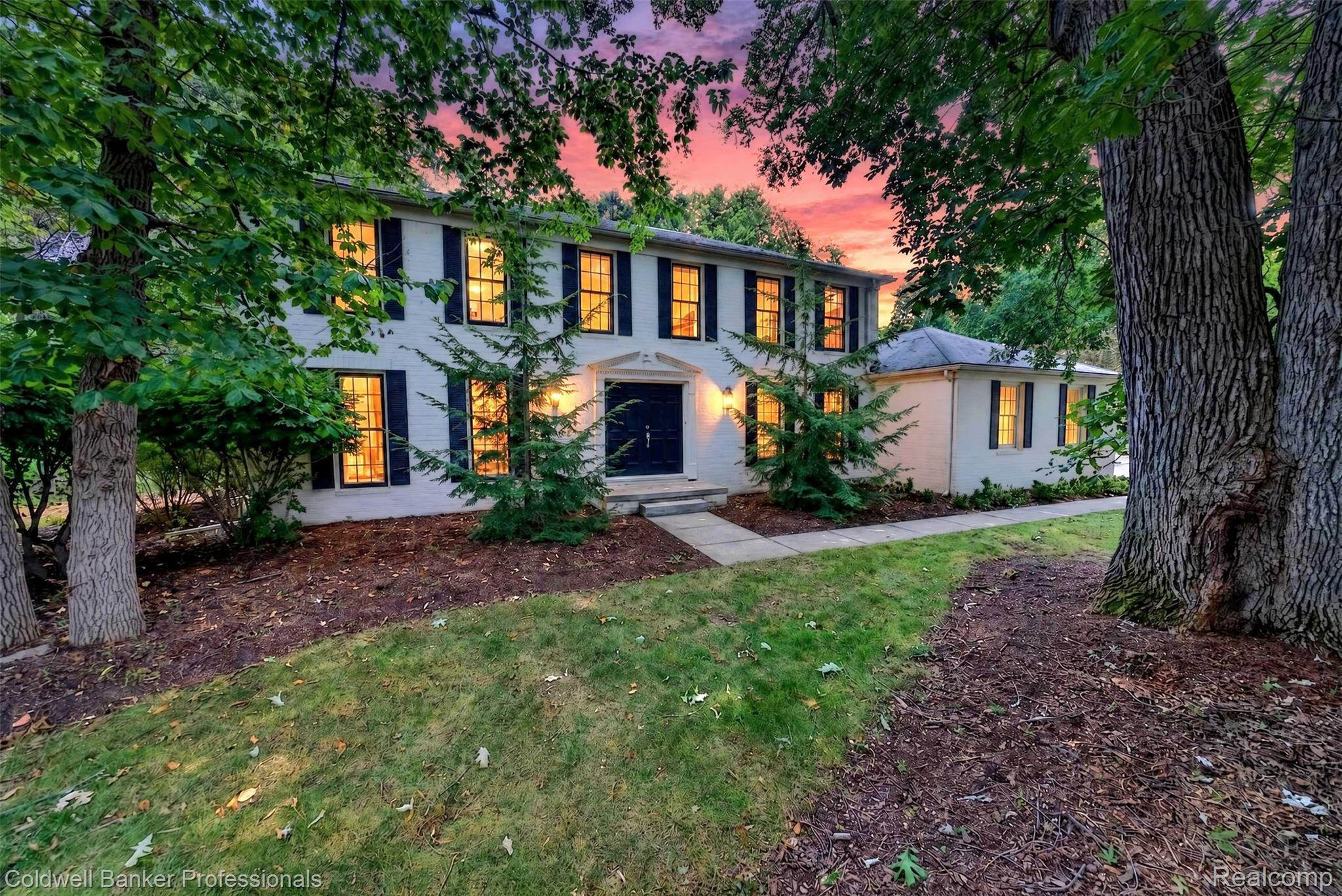Shore Crest Dr, West Bloomfield, MI 48323
