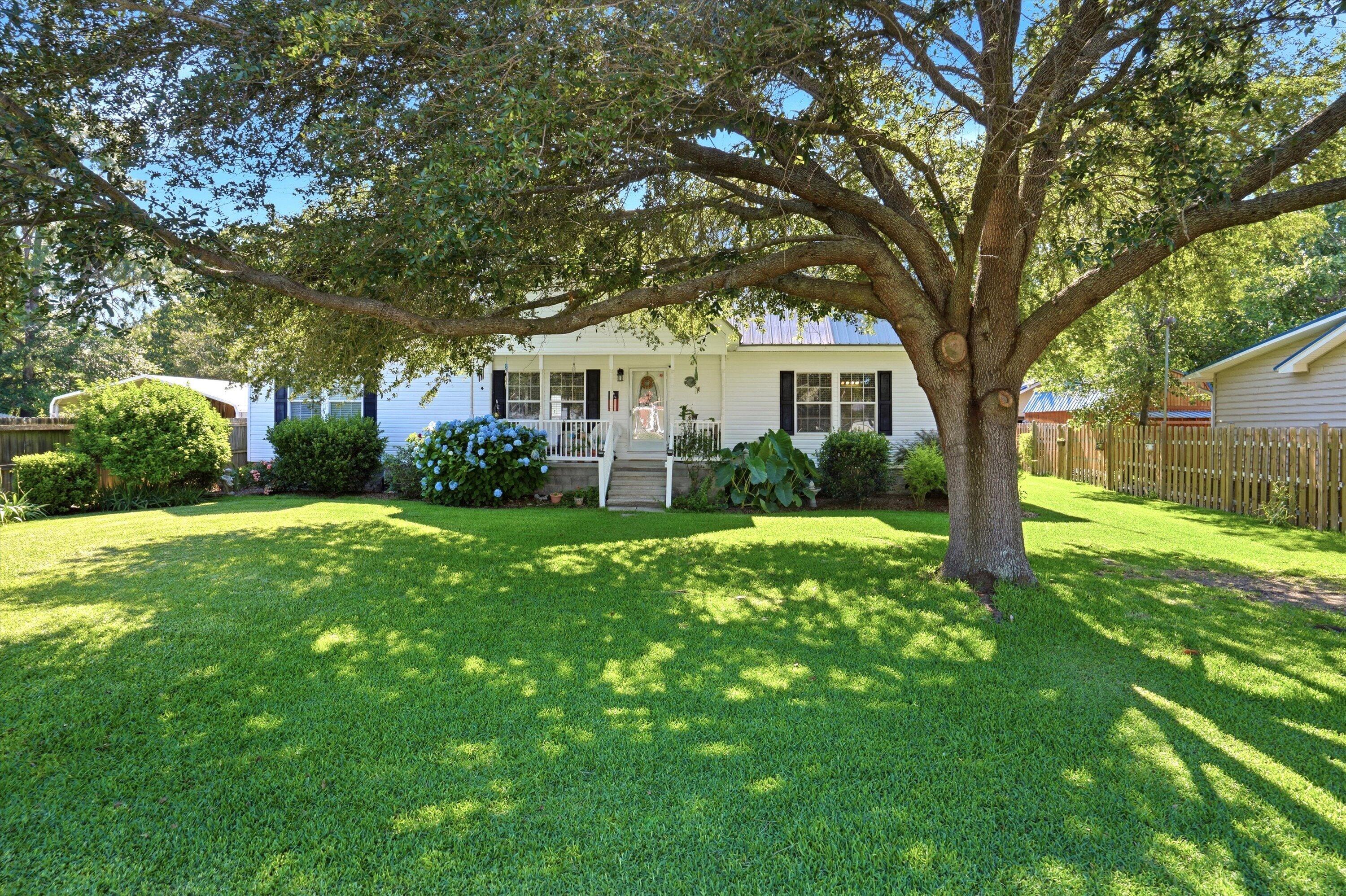 Sparrow St, Bonneau, SC 29431