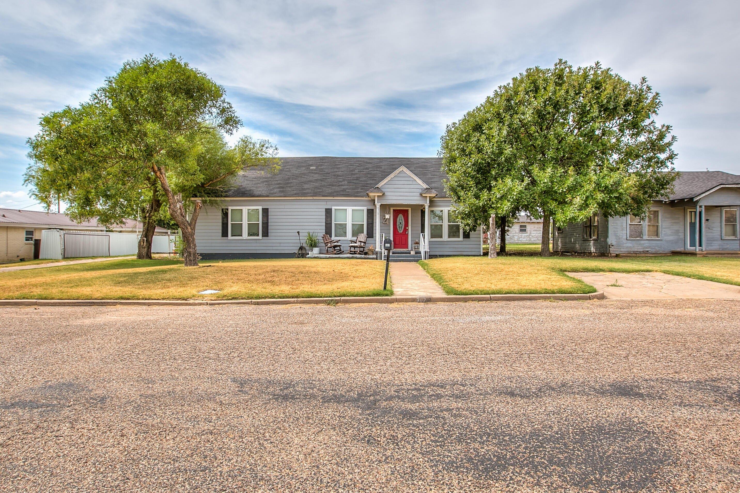 N 3rd St, Ballinger, TX 76821
