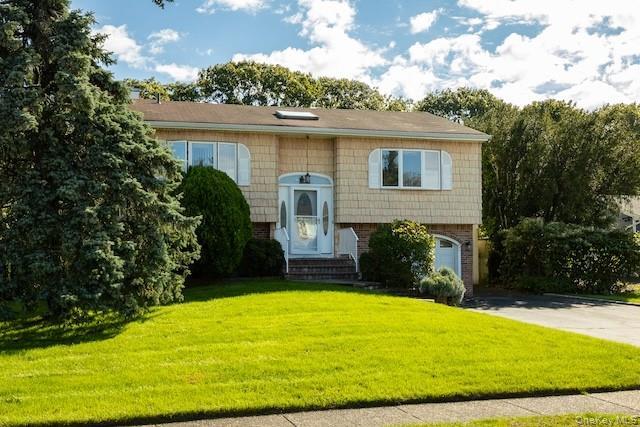 Rudder Dr, Holtsville, NY 11742