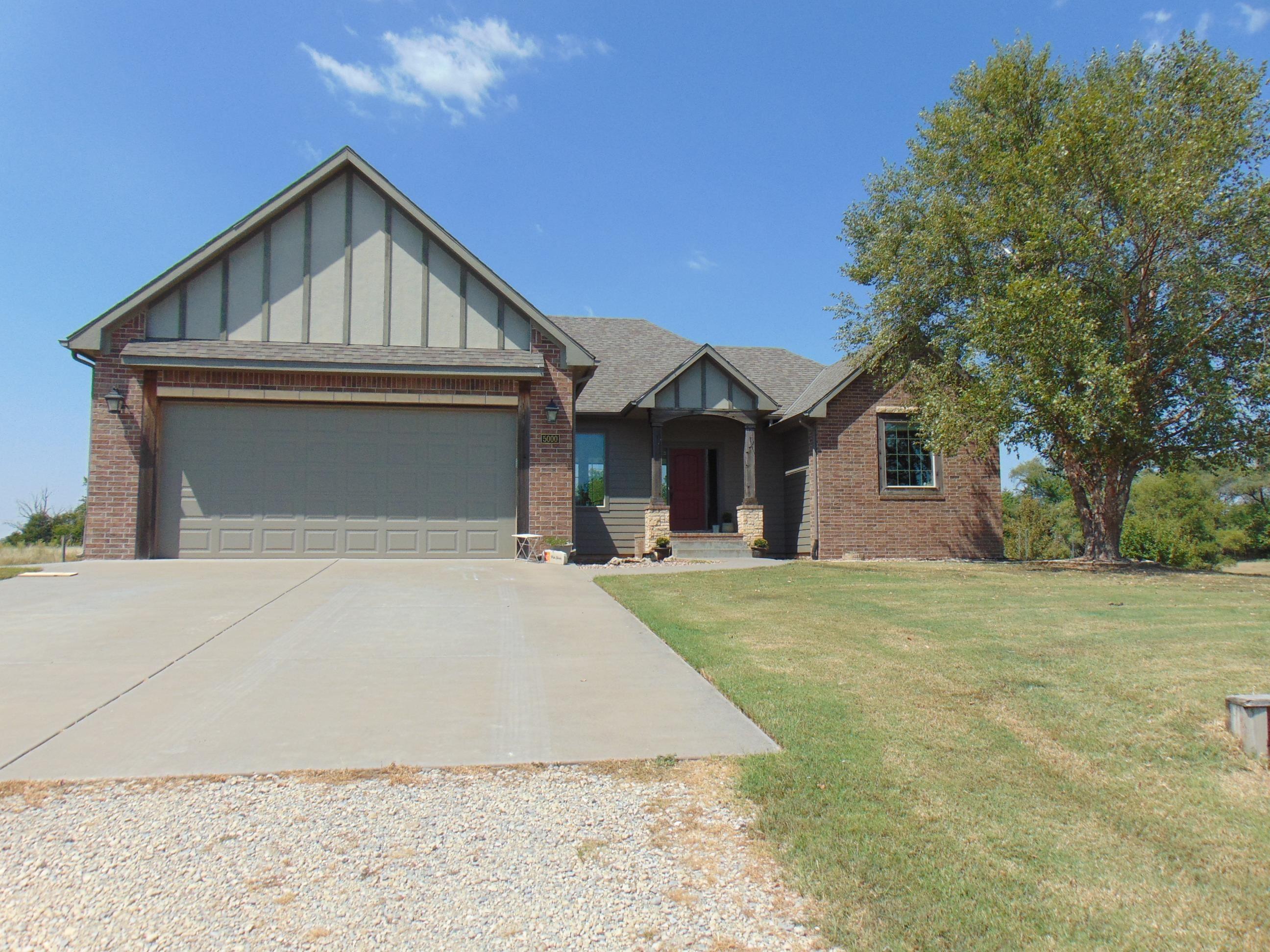 E Idle Banks Cir, Valley Center, KS 67147