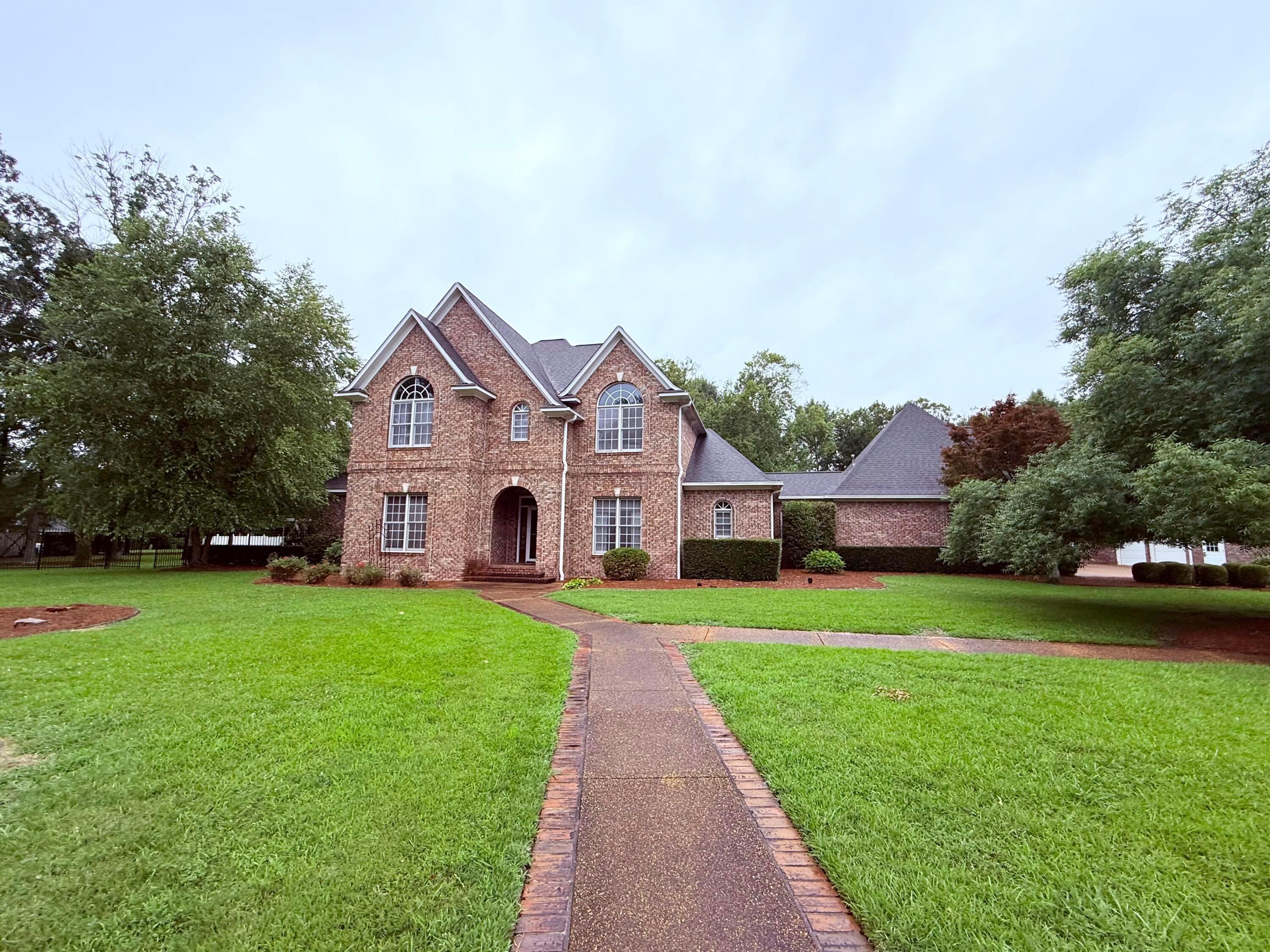 Larkspur Cir, Tupelo, MS 38801