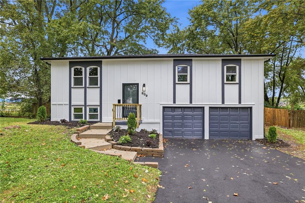 S Montclaire Dr, Olathe, KS 66061
