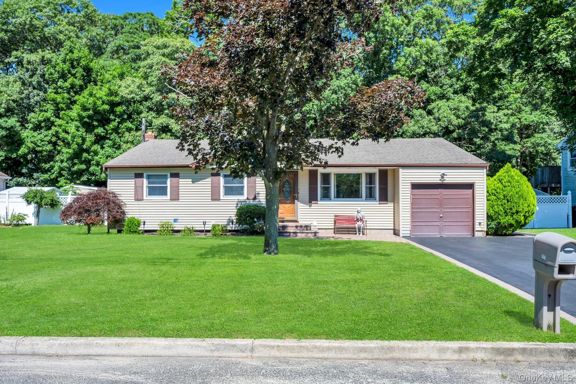 Walter Dr, Nesconset, NY 11767