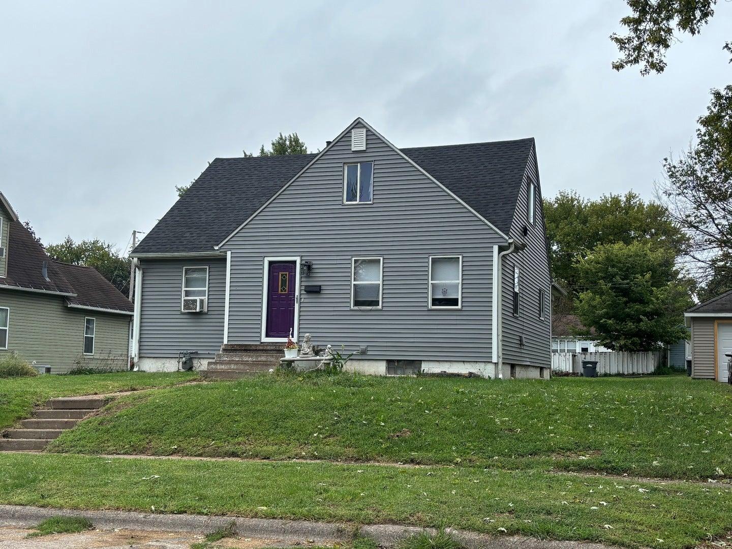 Dunham St, Clinton, IA 52732