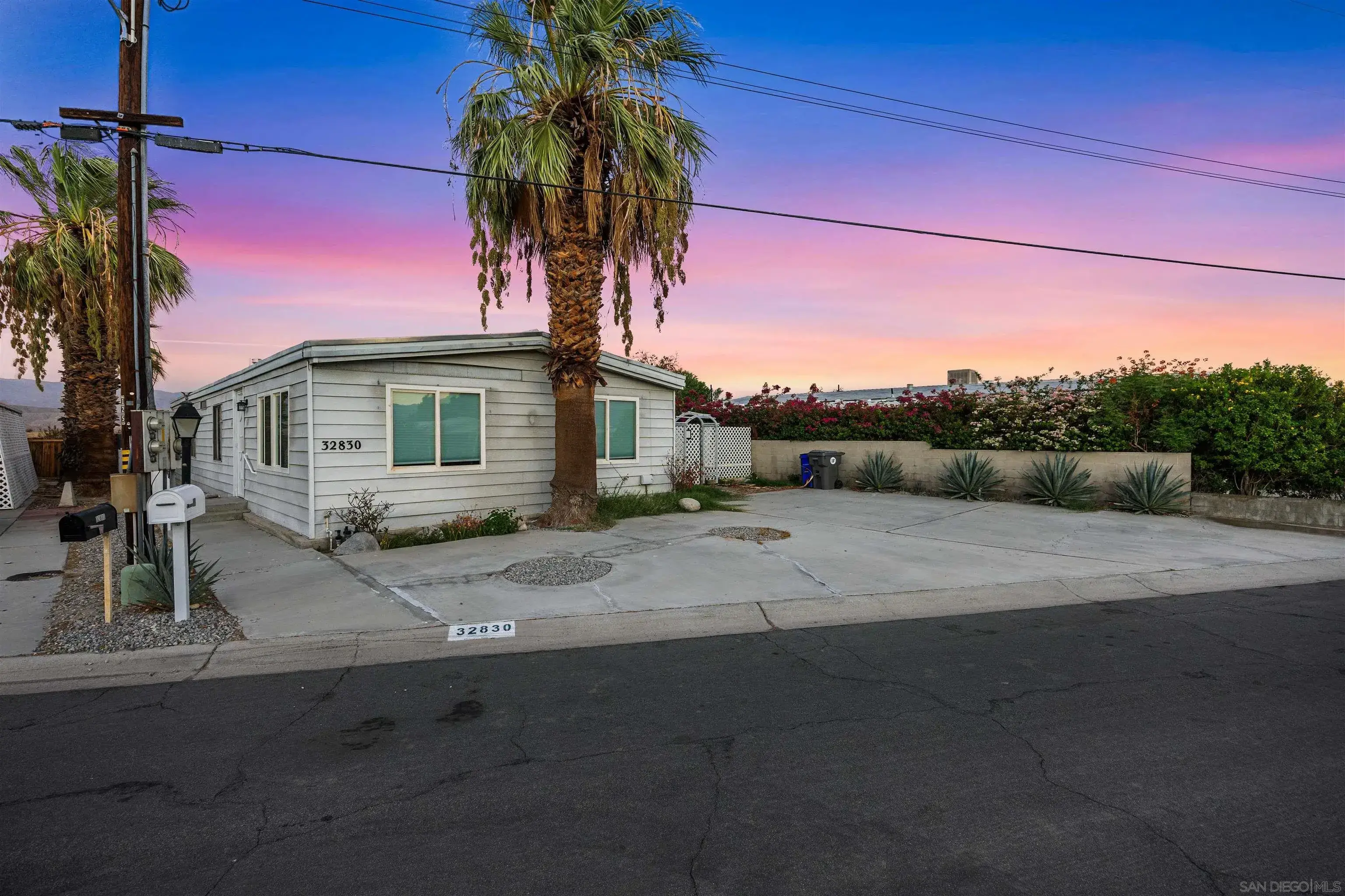 Guadalajara Dr, Thousand Palms, CA 92276