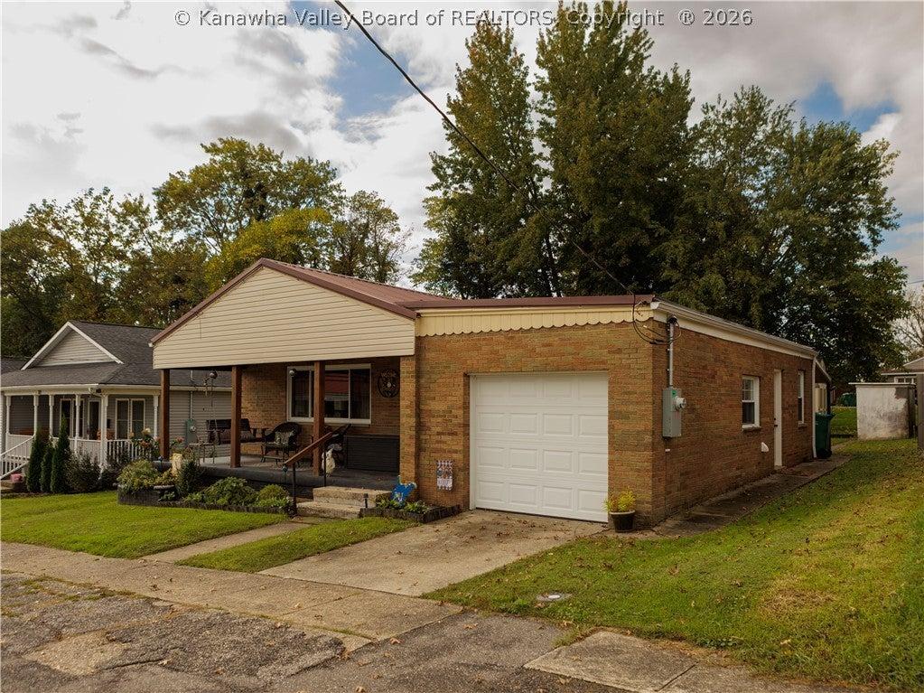 Rhoda St, Hurricane, WV 25526