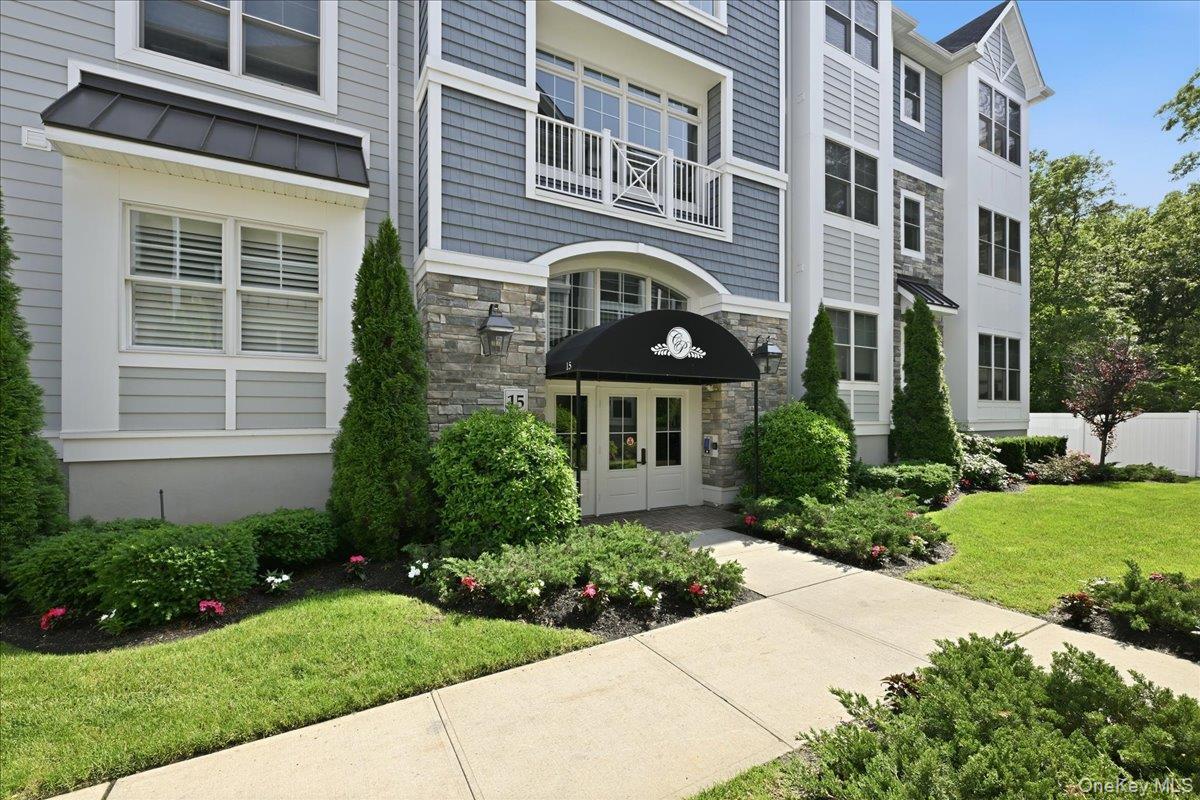 Aspenwood Dr, Plainview, NY 11803