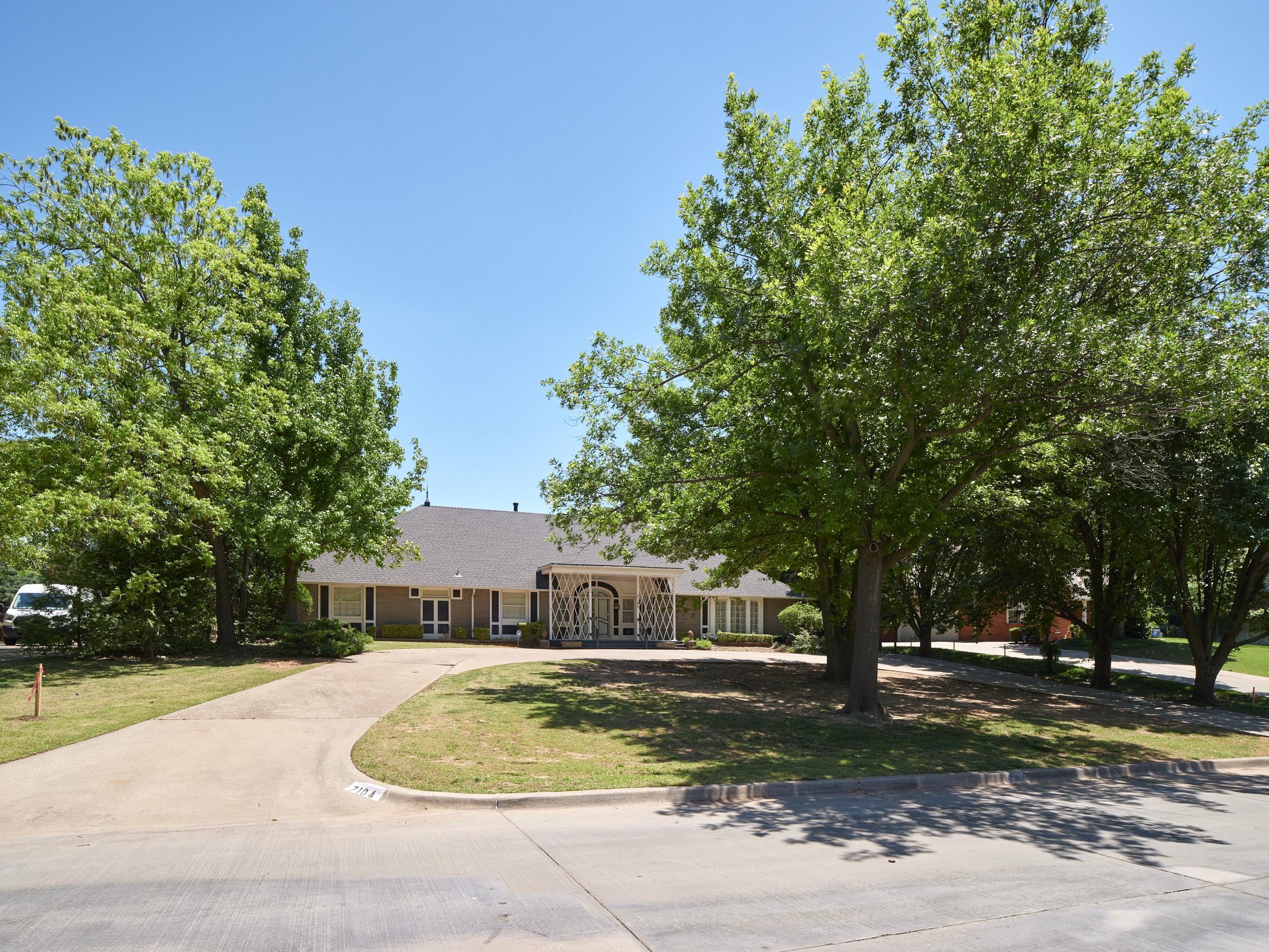 Brentwood Rd, Nichols Hills, OK 73116