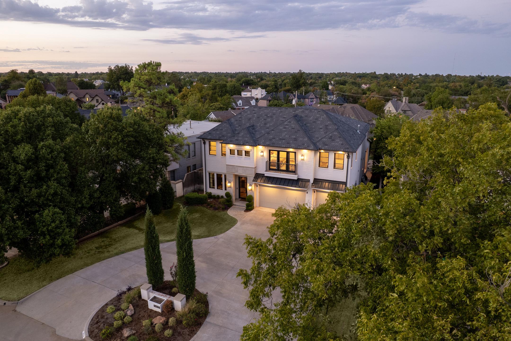 Sherwood Ln, Nichols Hills, OK 73116