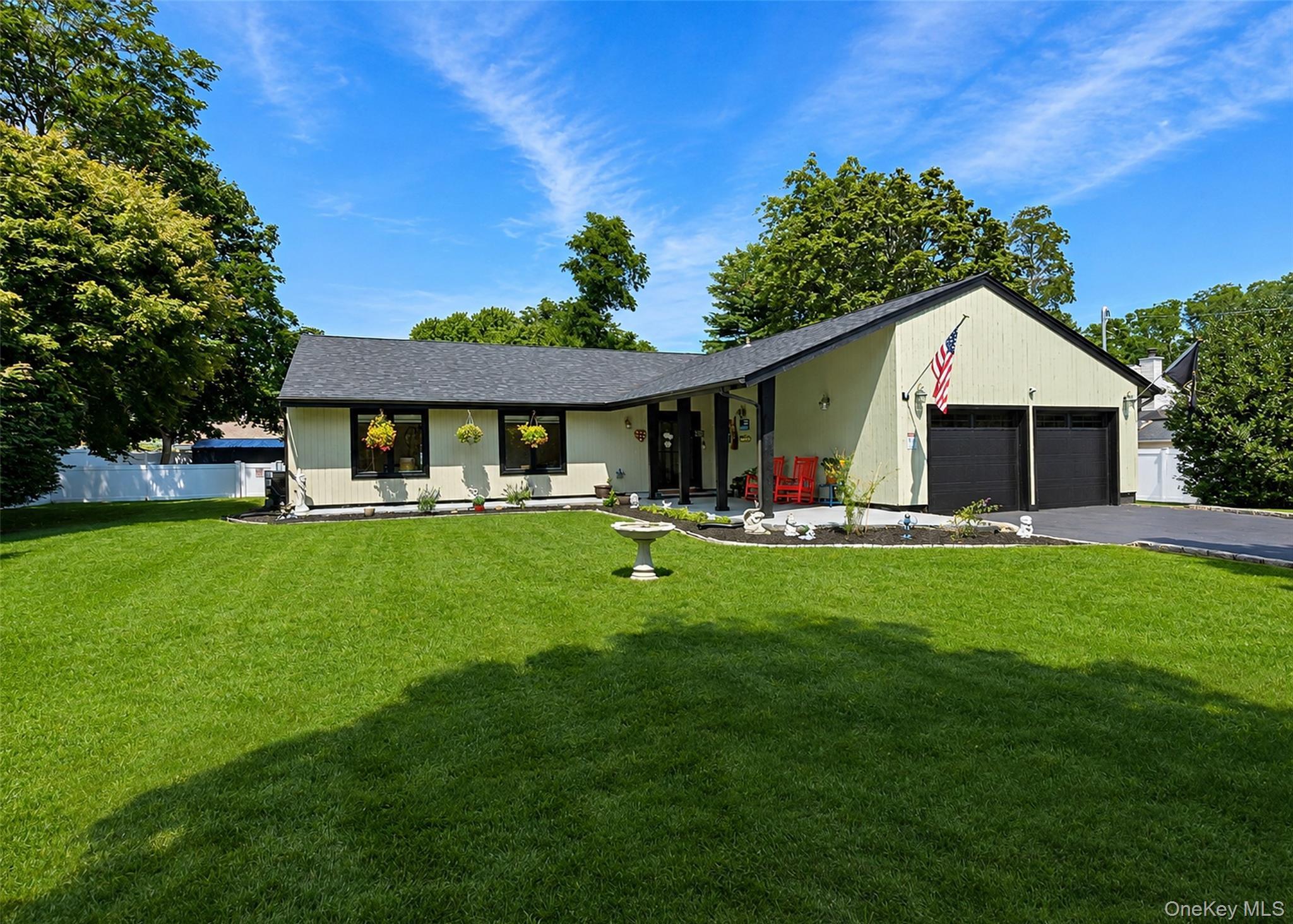 Stratford Rd, Miller Place, NY 11764