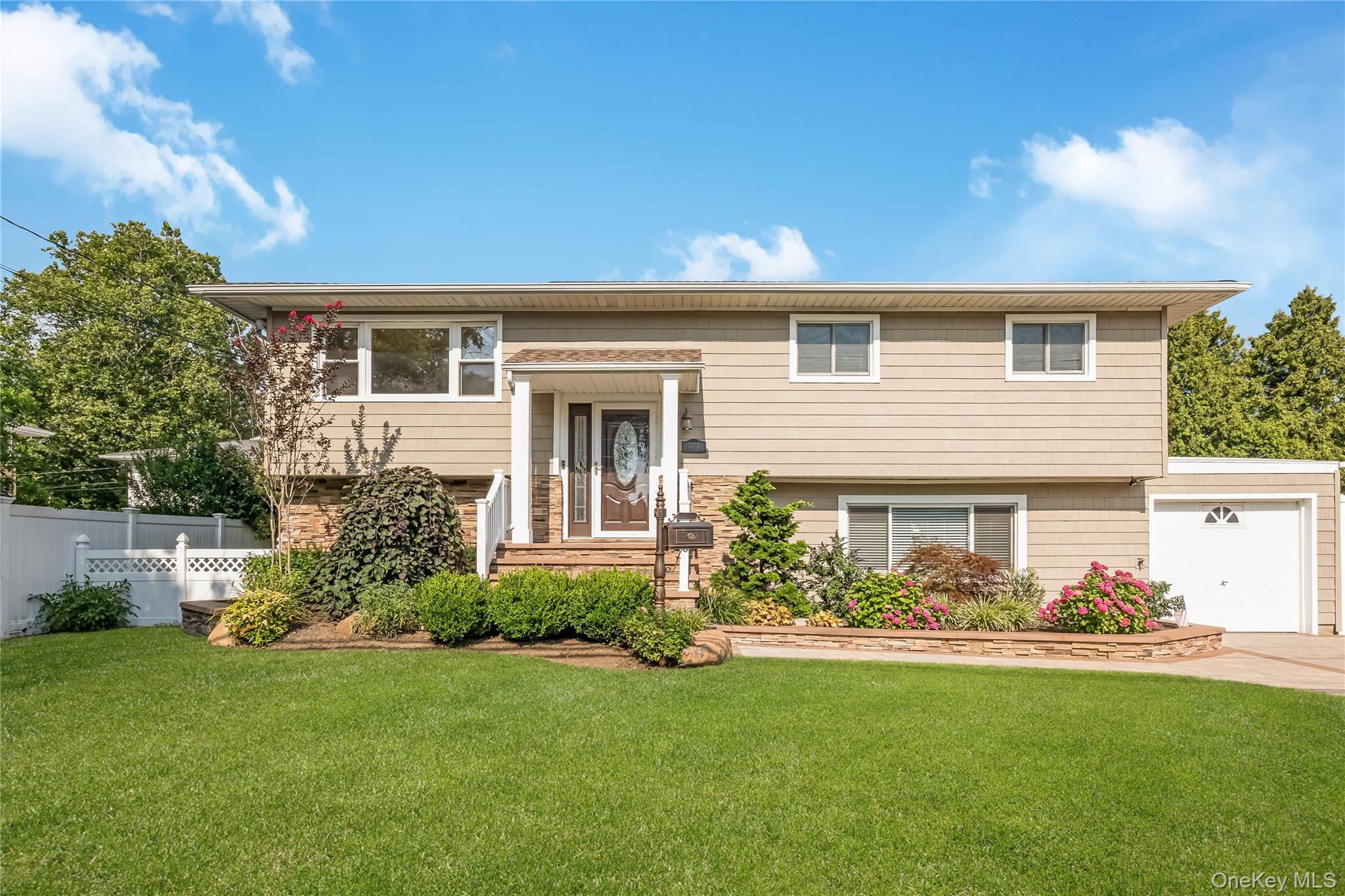 Roberta Ln, Merrick, NY 11566