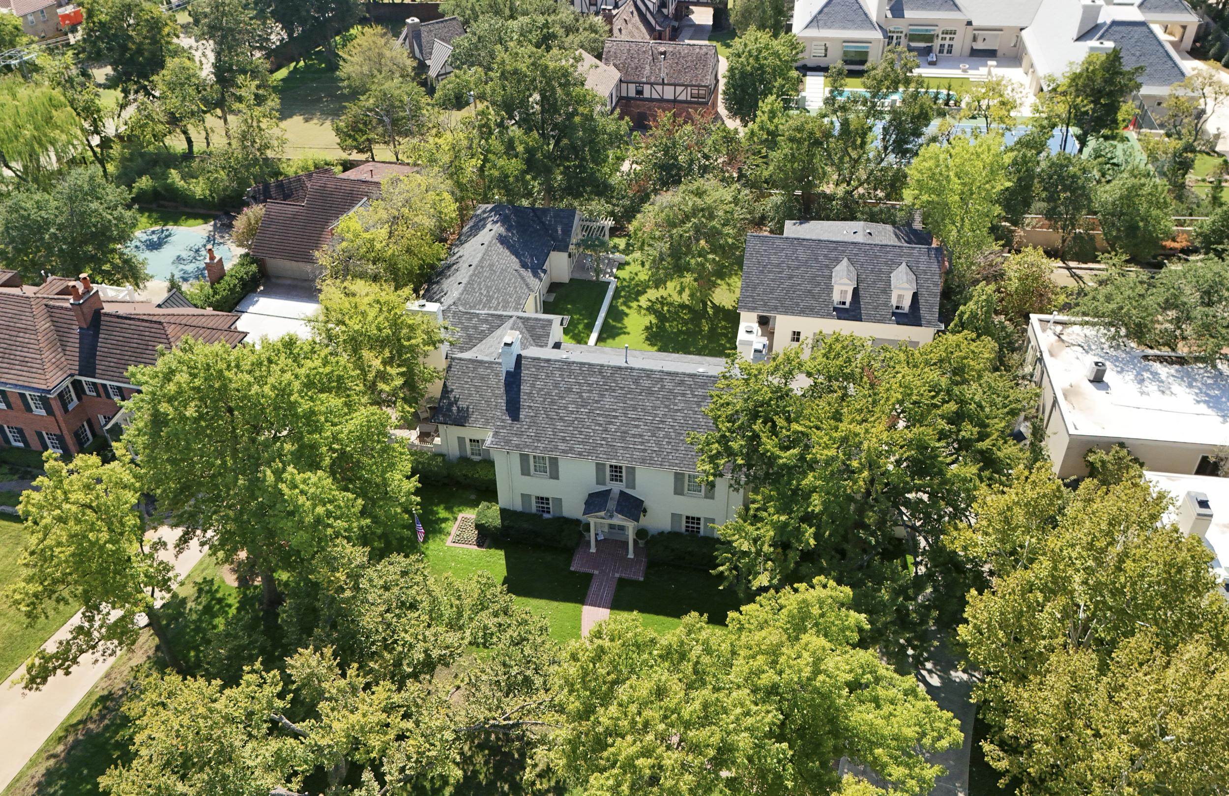 Avondale Dr, Nichols Hills, OK 73116