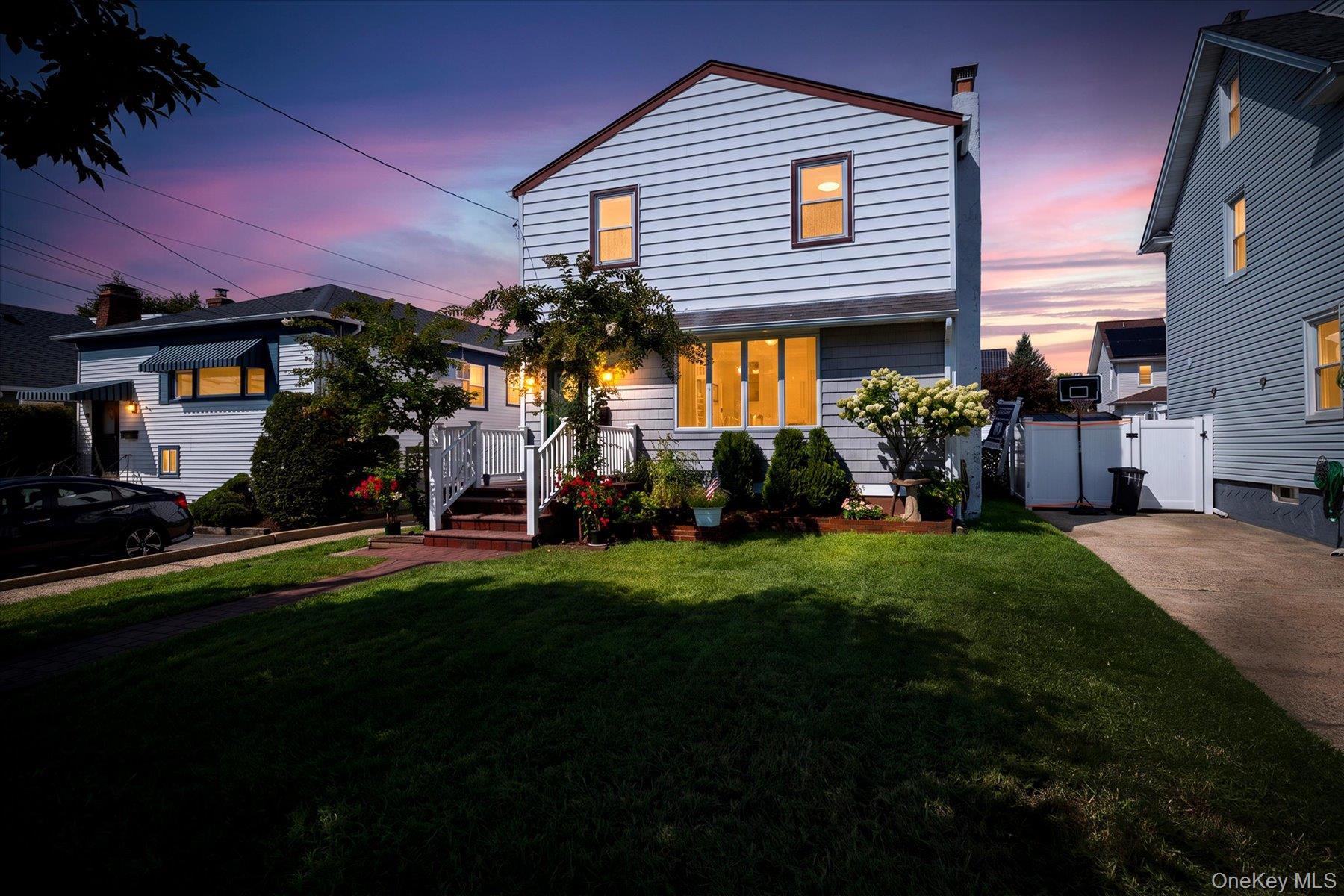 W Windsor Pkwy, Oceanside, NY 11572