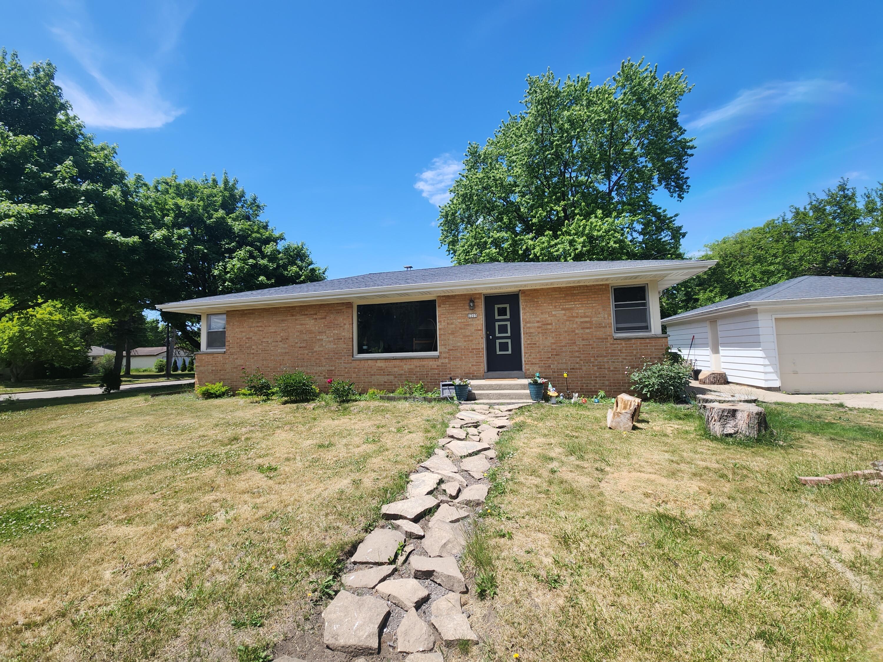 N Garden Grove Ln, Glendale, WI 53209