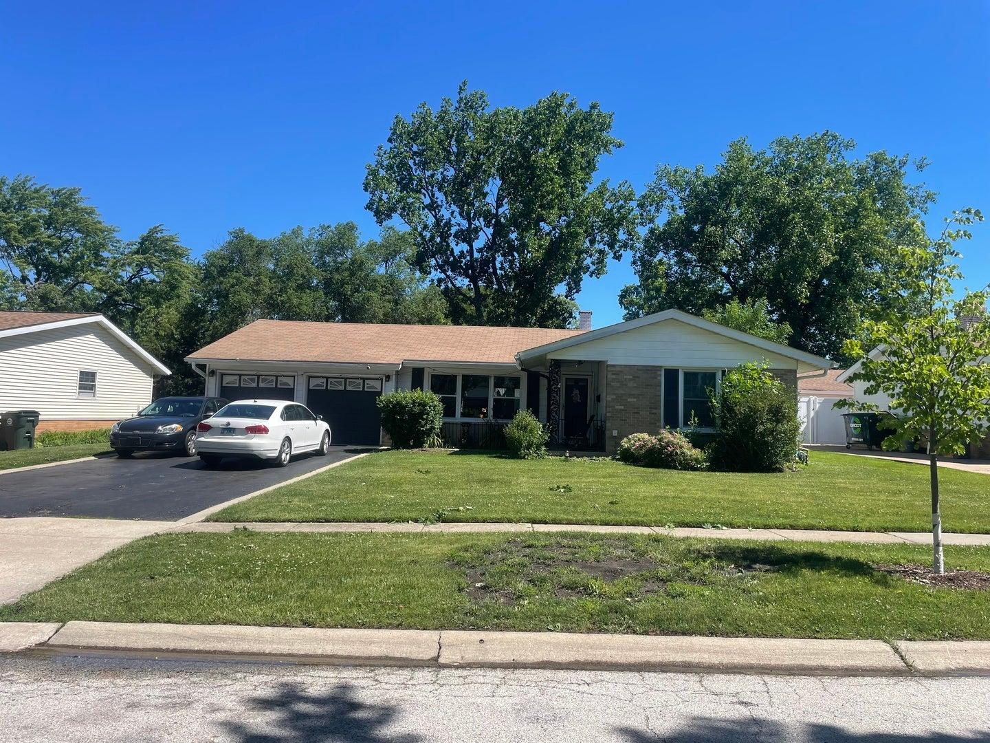 Pleasant Dr, Elk Grove Village, IL 60007