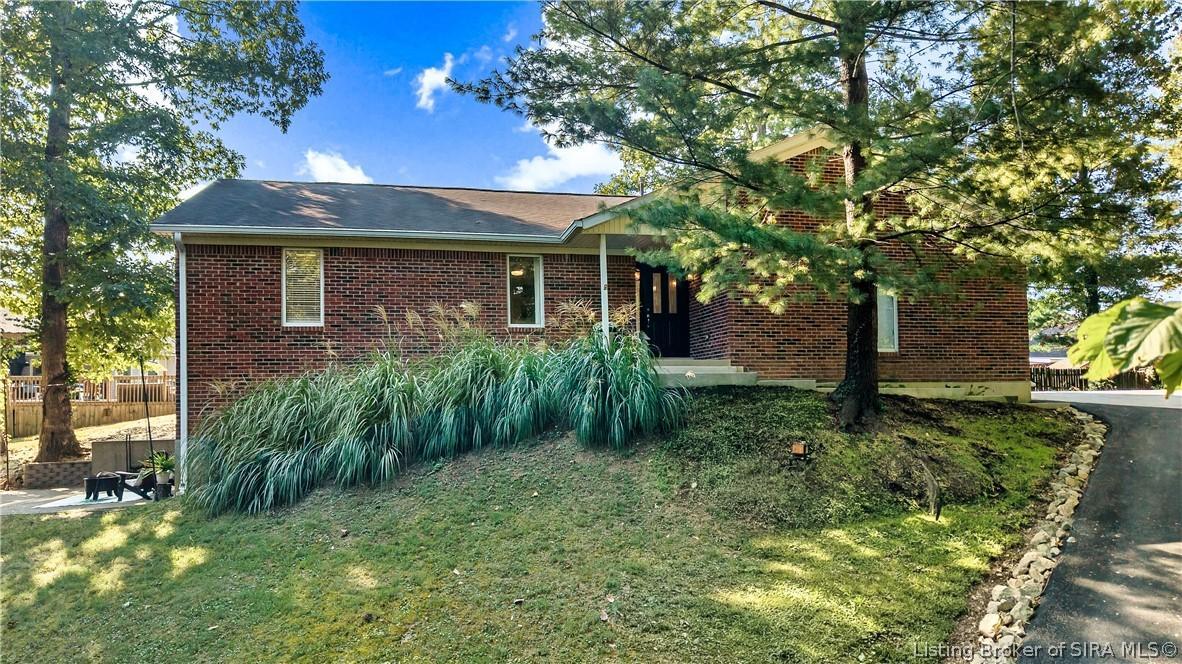 Crestway Ct, New Albany, IN 47150