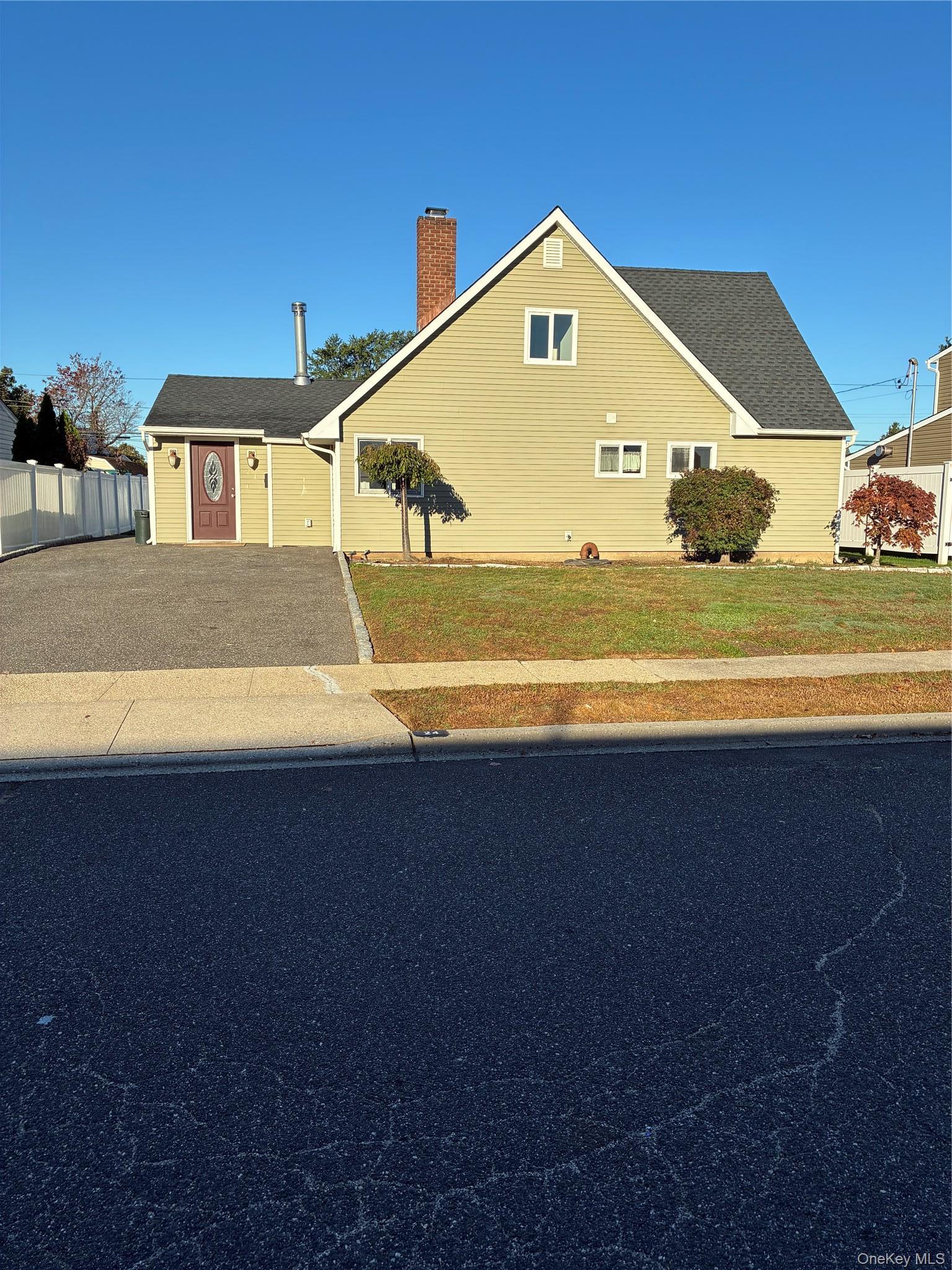 Wheelbarrow Ln, Wantagh, NY 11793