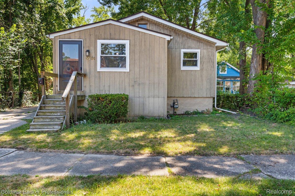 Gateshead St, Grosse Pointe, MI 48236
