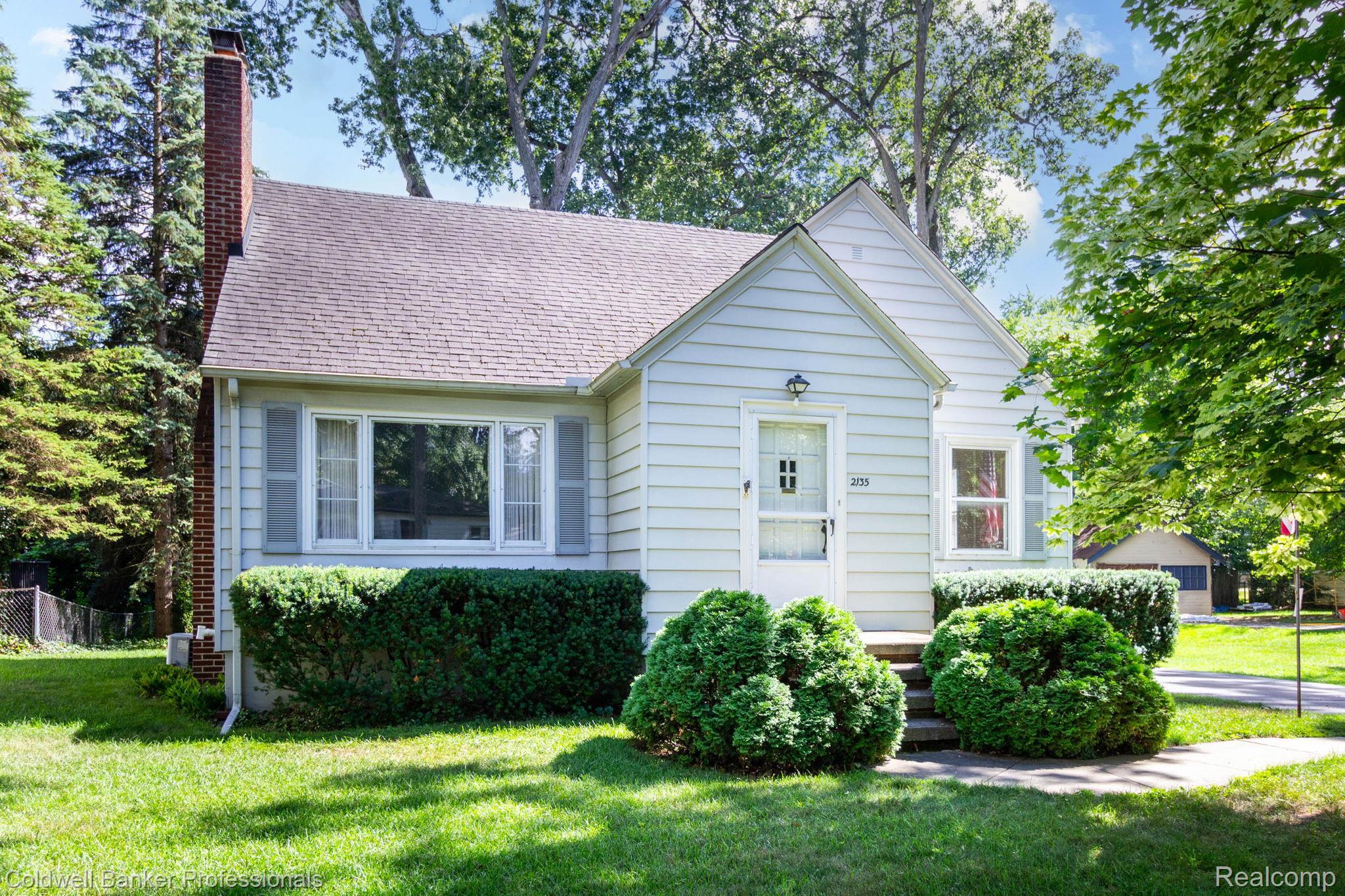 Pontiac Dr, Sylvan Lake, MI 48320